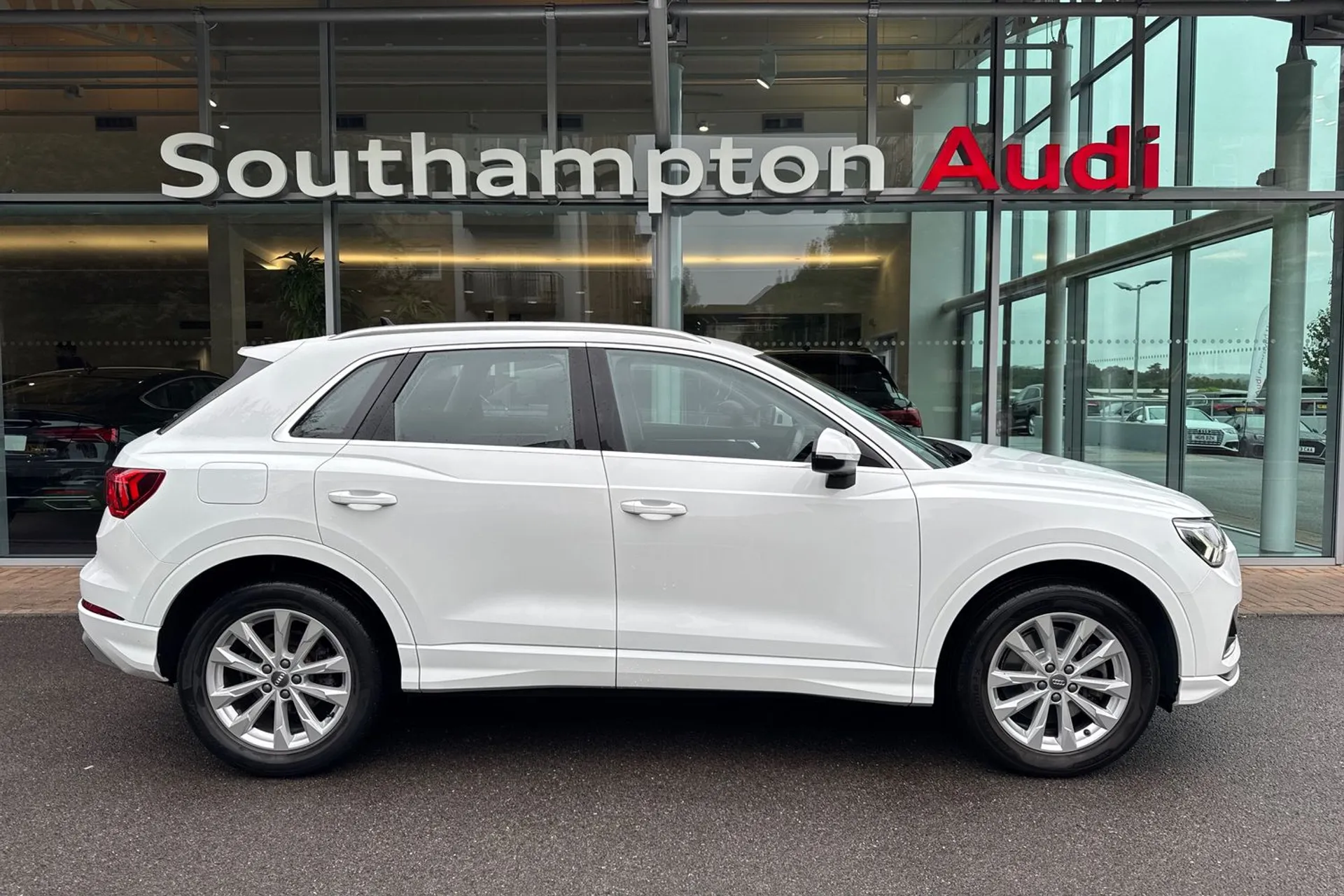 Audi Q3 thumbnail image number 2