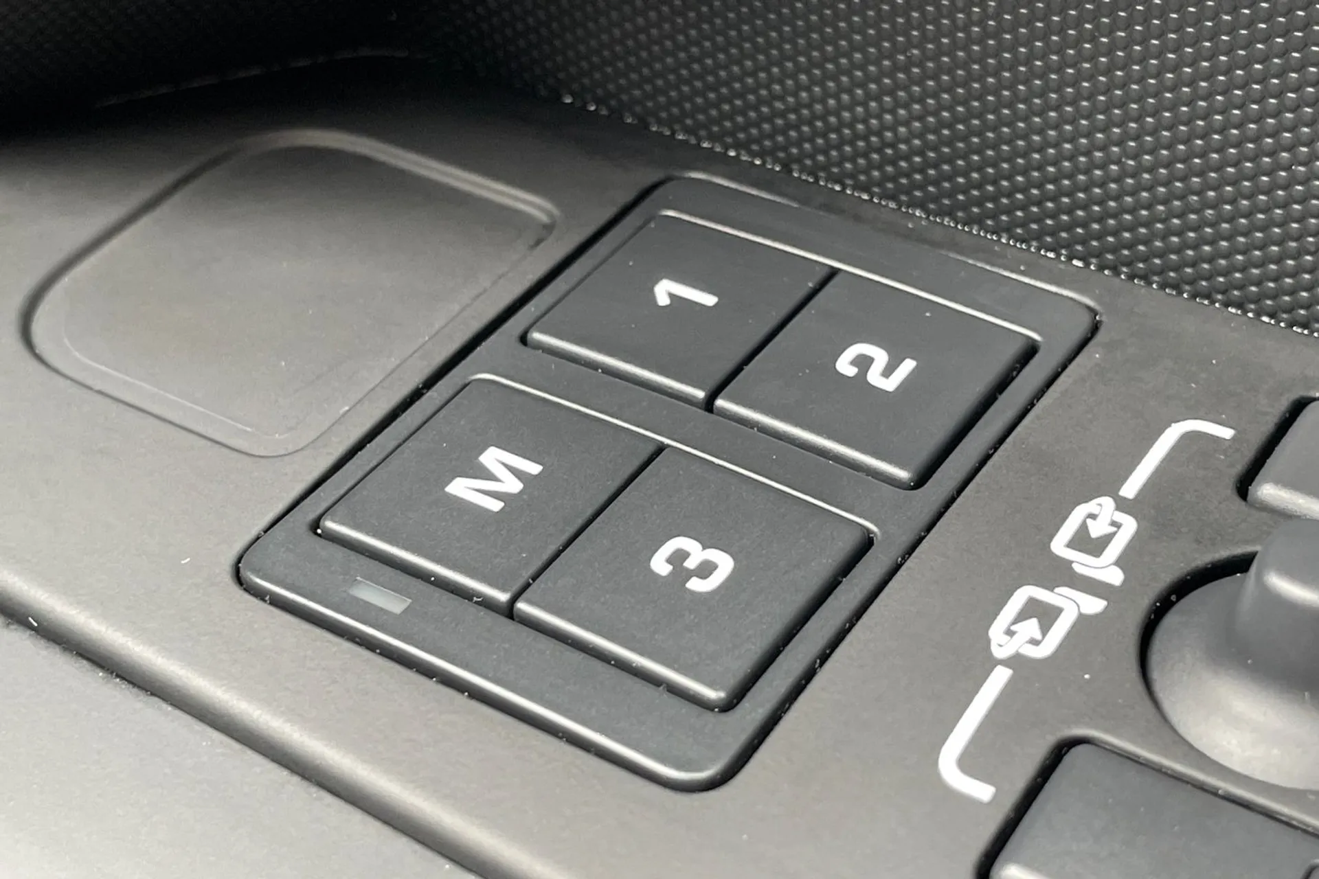LAND ROVER DEFENDER thumbnail image number 50