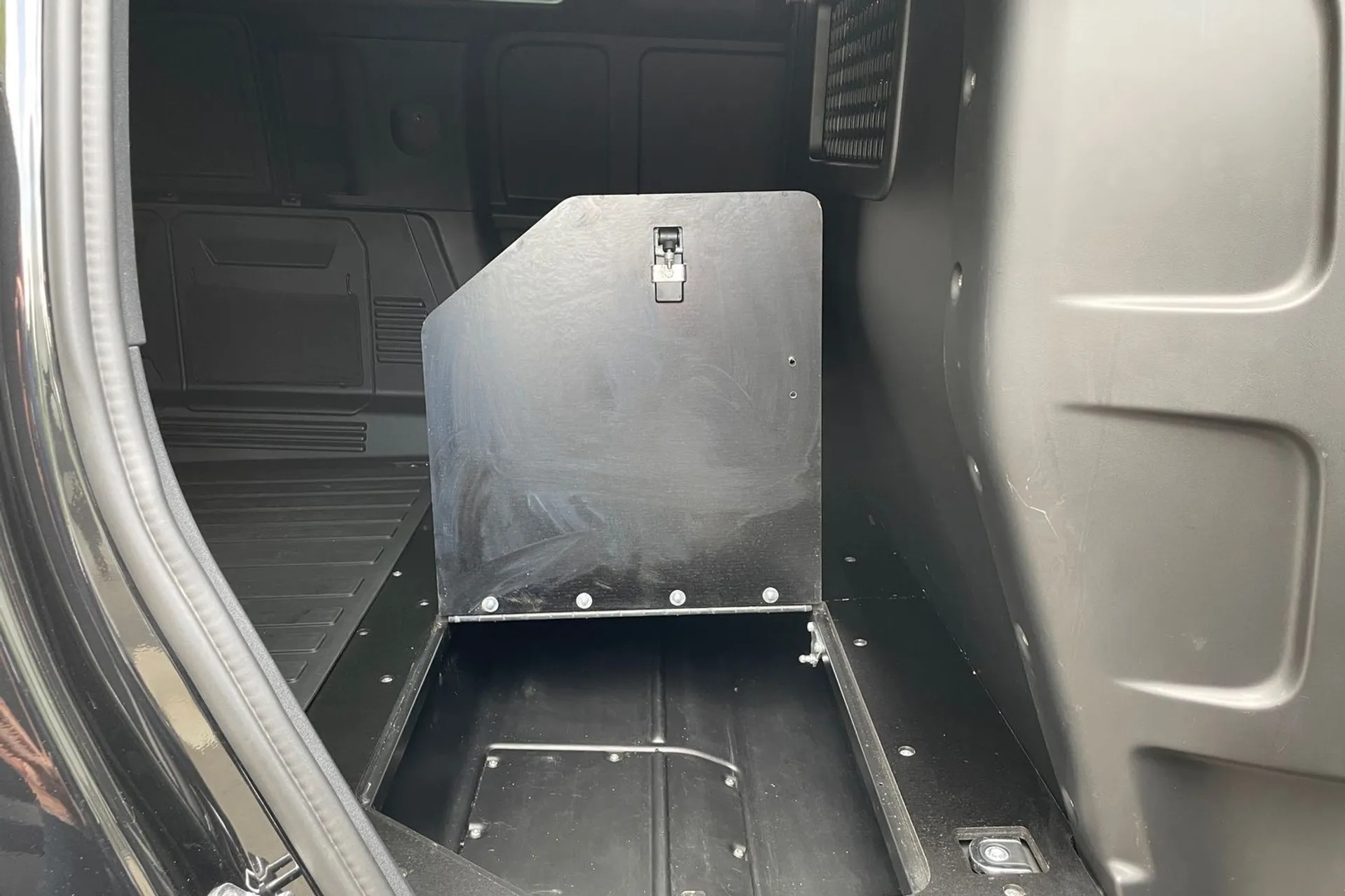 LAND ROVER DEFENDER thumbnail image number 43