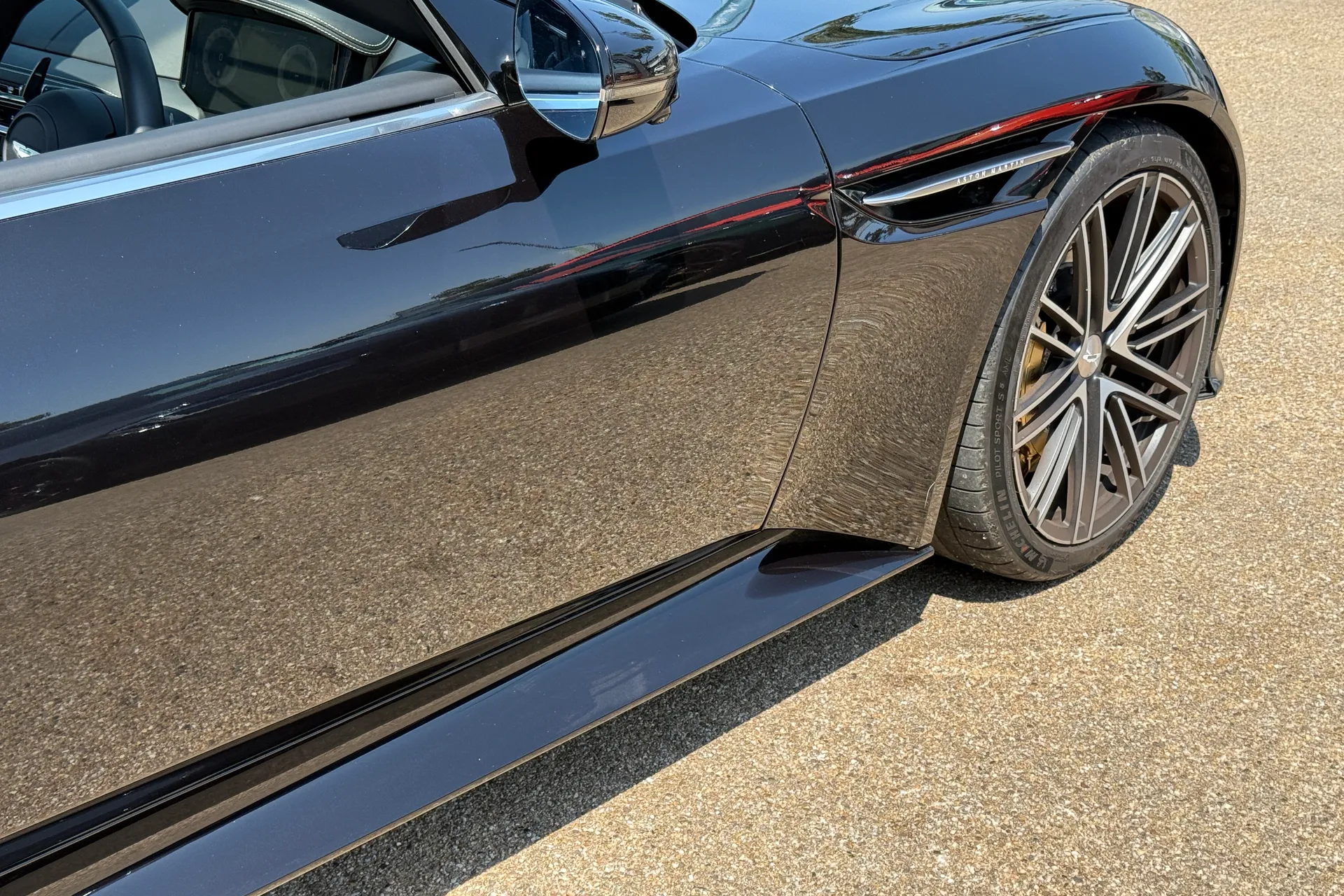 Aston Martin DB12 thumbnail image number 10