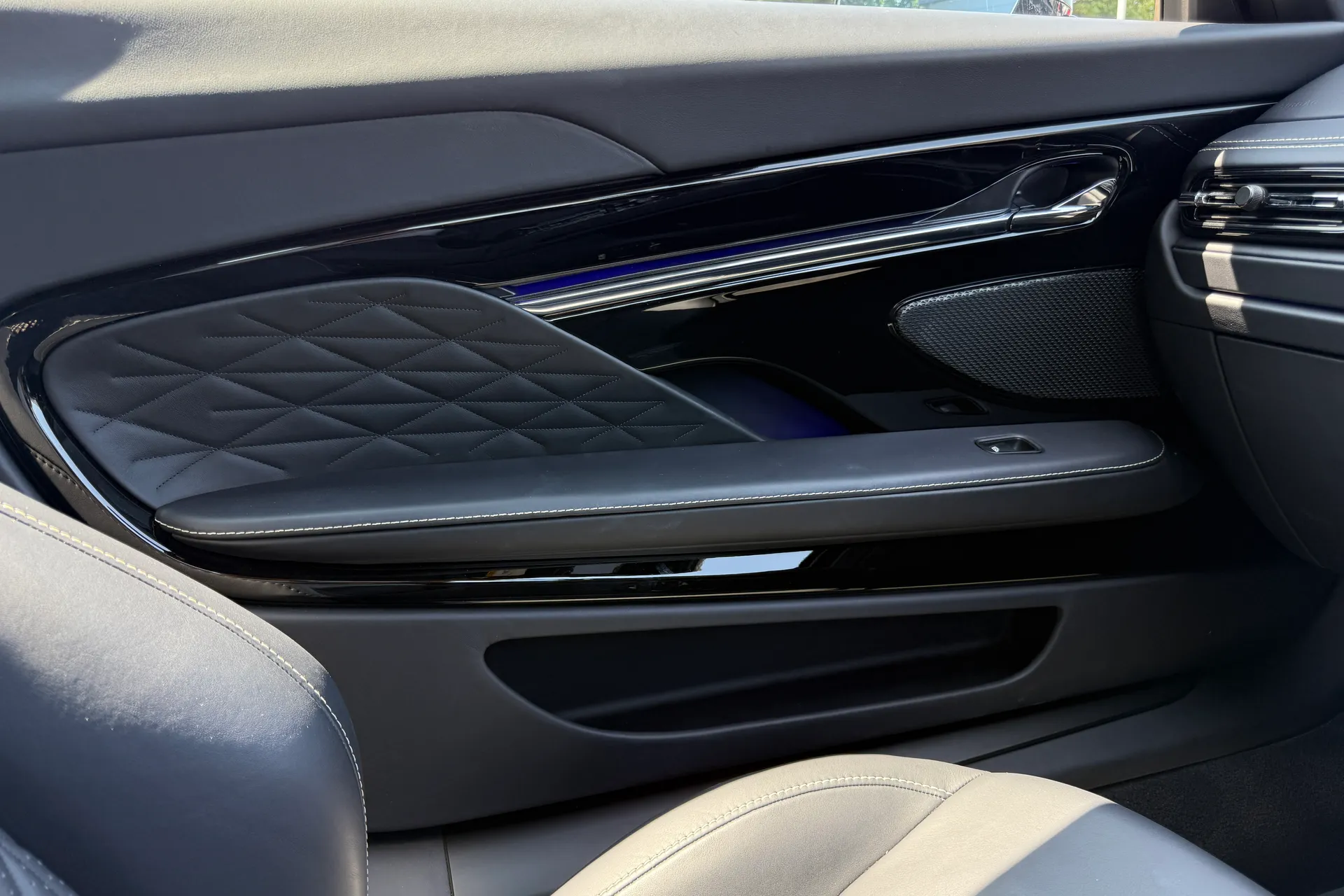 Aston Martin DB12 thumbnail image number 38