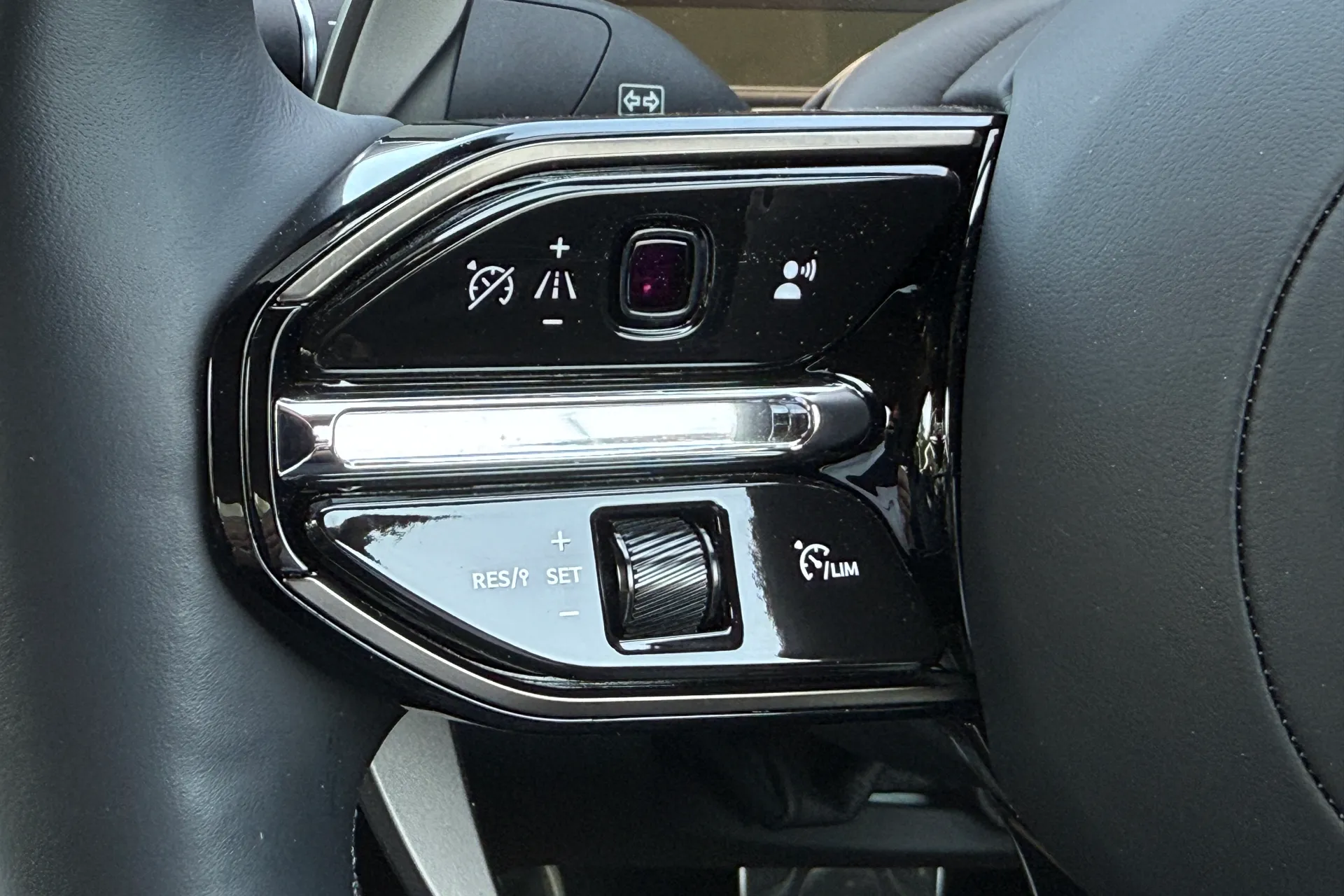 Aston Martin DB12 thumbnail image number 33