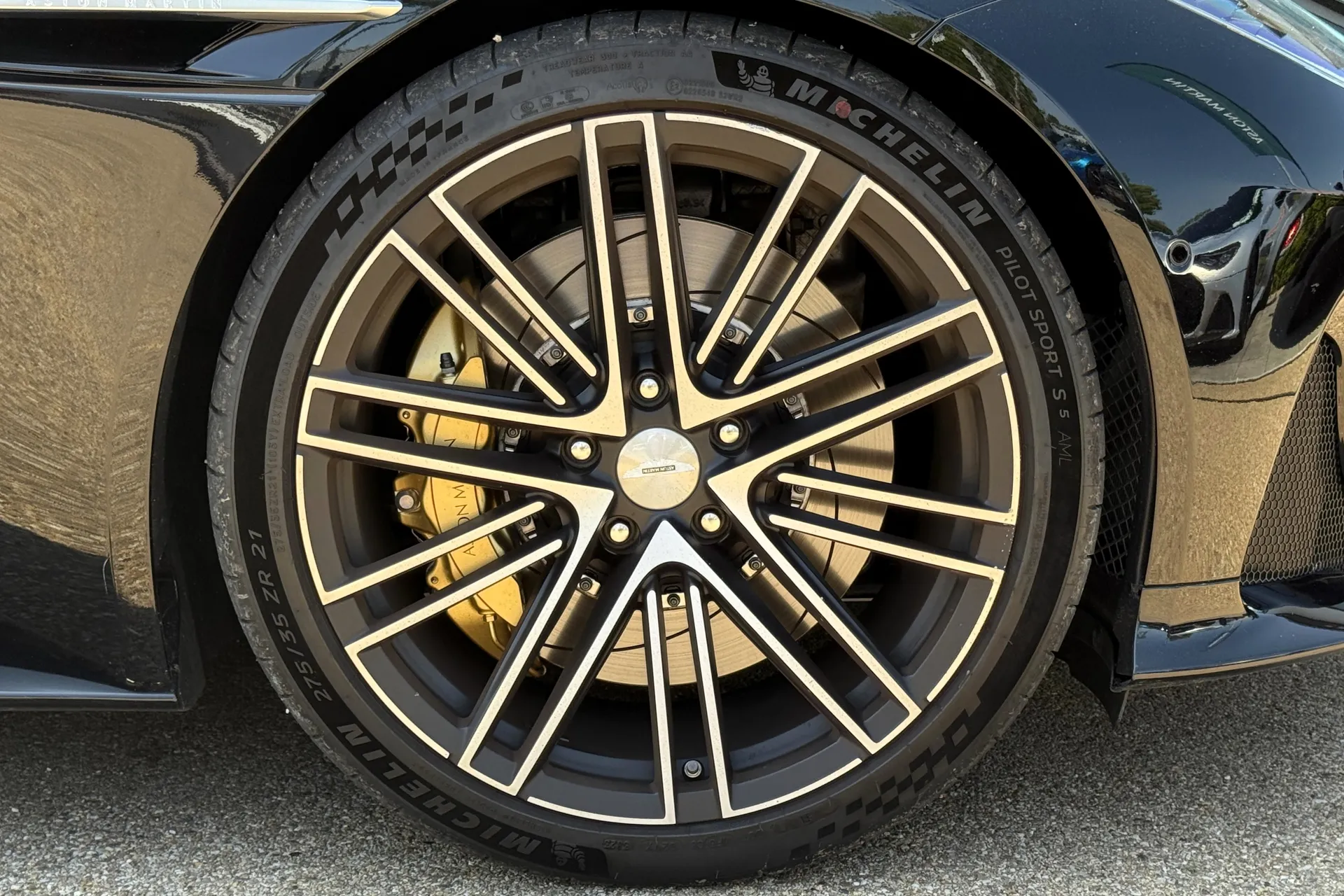 Aston Martin DB12 thumbnail image number 4
