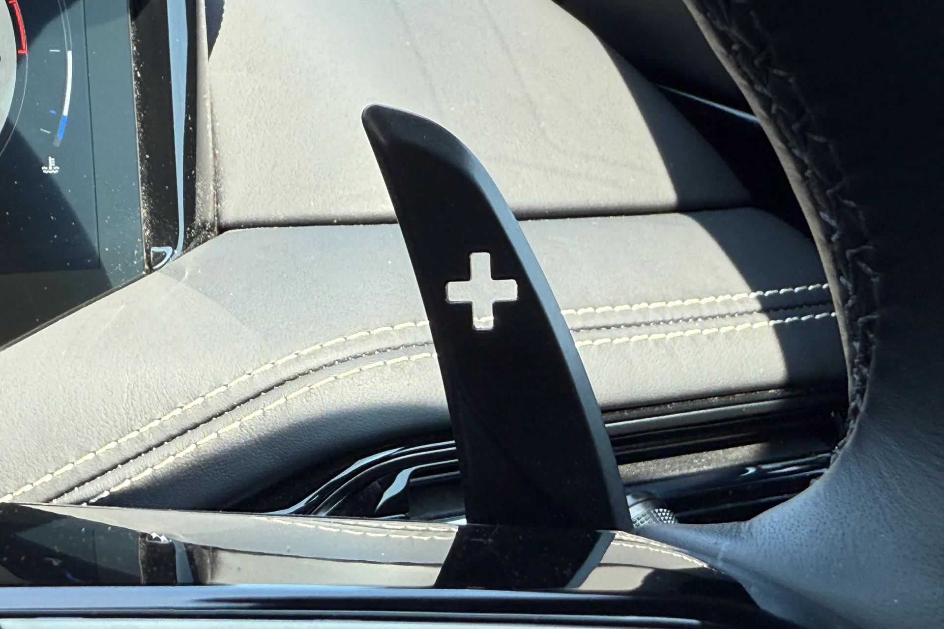 Aston Martin DB12 thumbnail image number 36