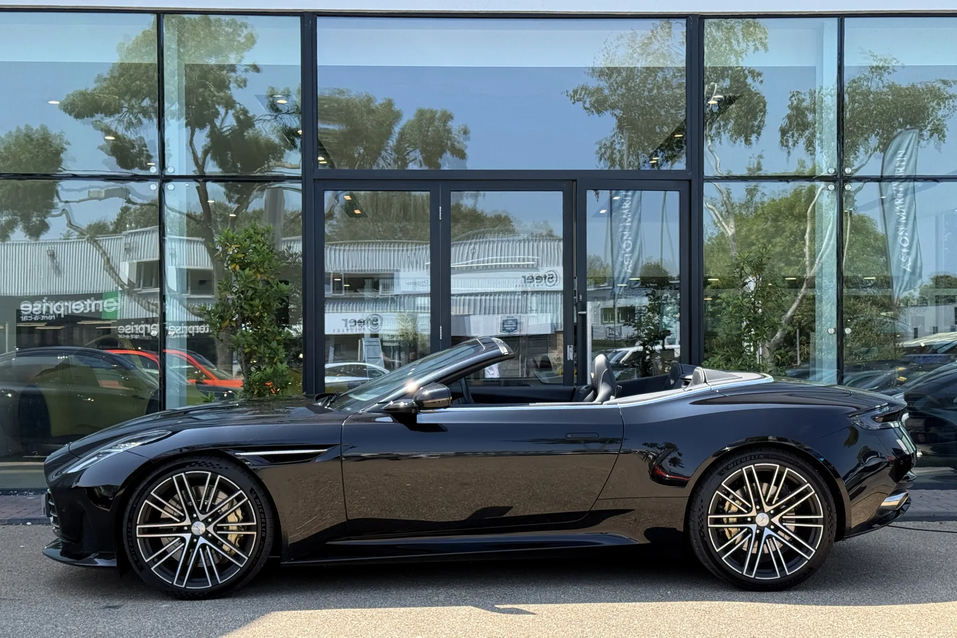 Aston Martin DB12 thumbnail image number 41