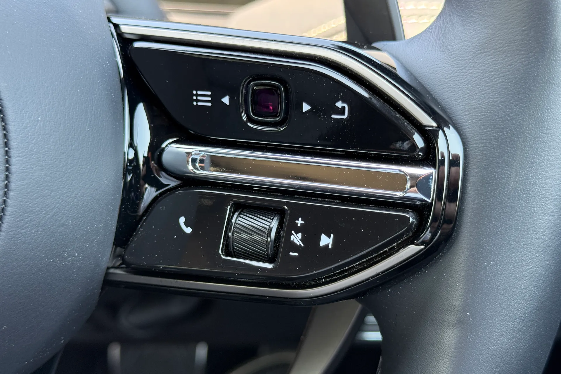 Aston Martin DB12 thumbnail image number 34