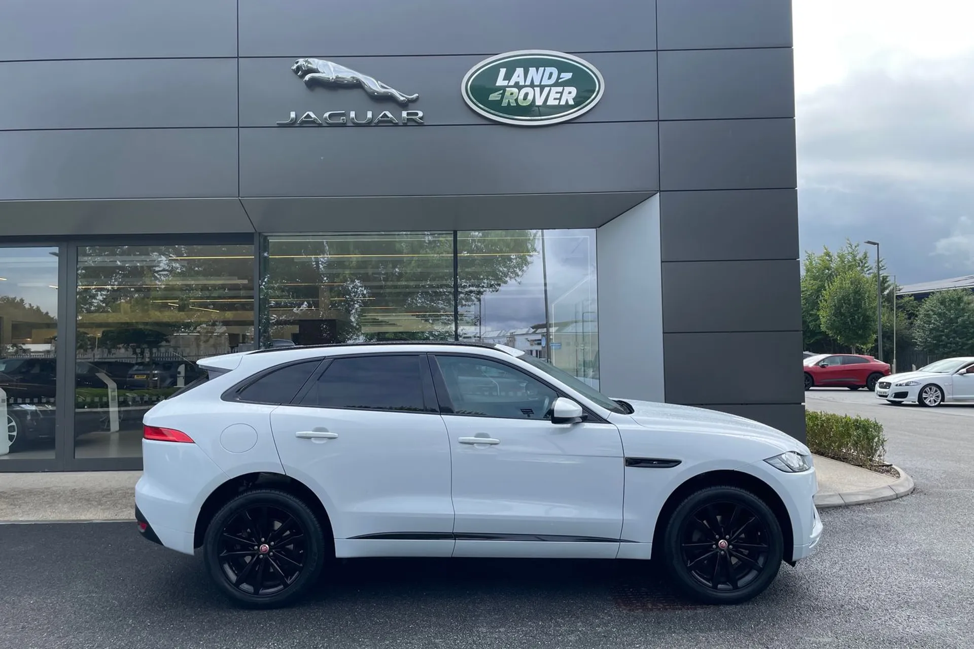 Jaguar F-PACE thumbnail image number 2