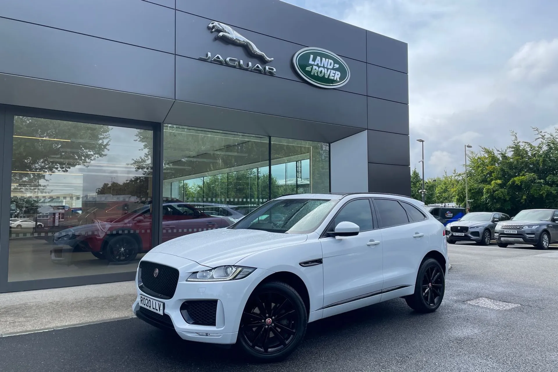 Jaguar F-PACE thumbnail image number 31