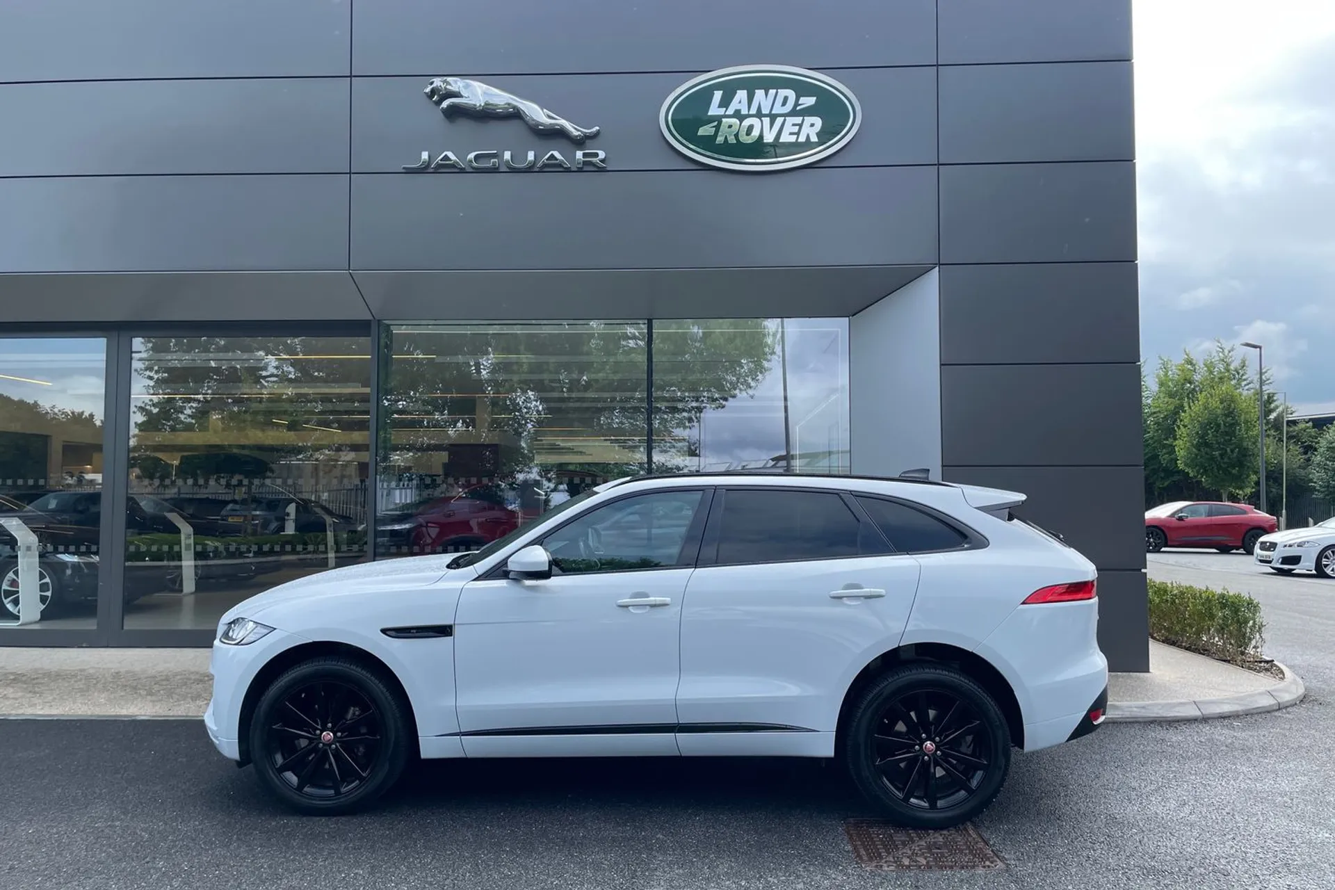 Jaguar F-PACE thumbnail image number 29