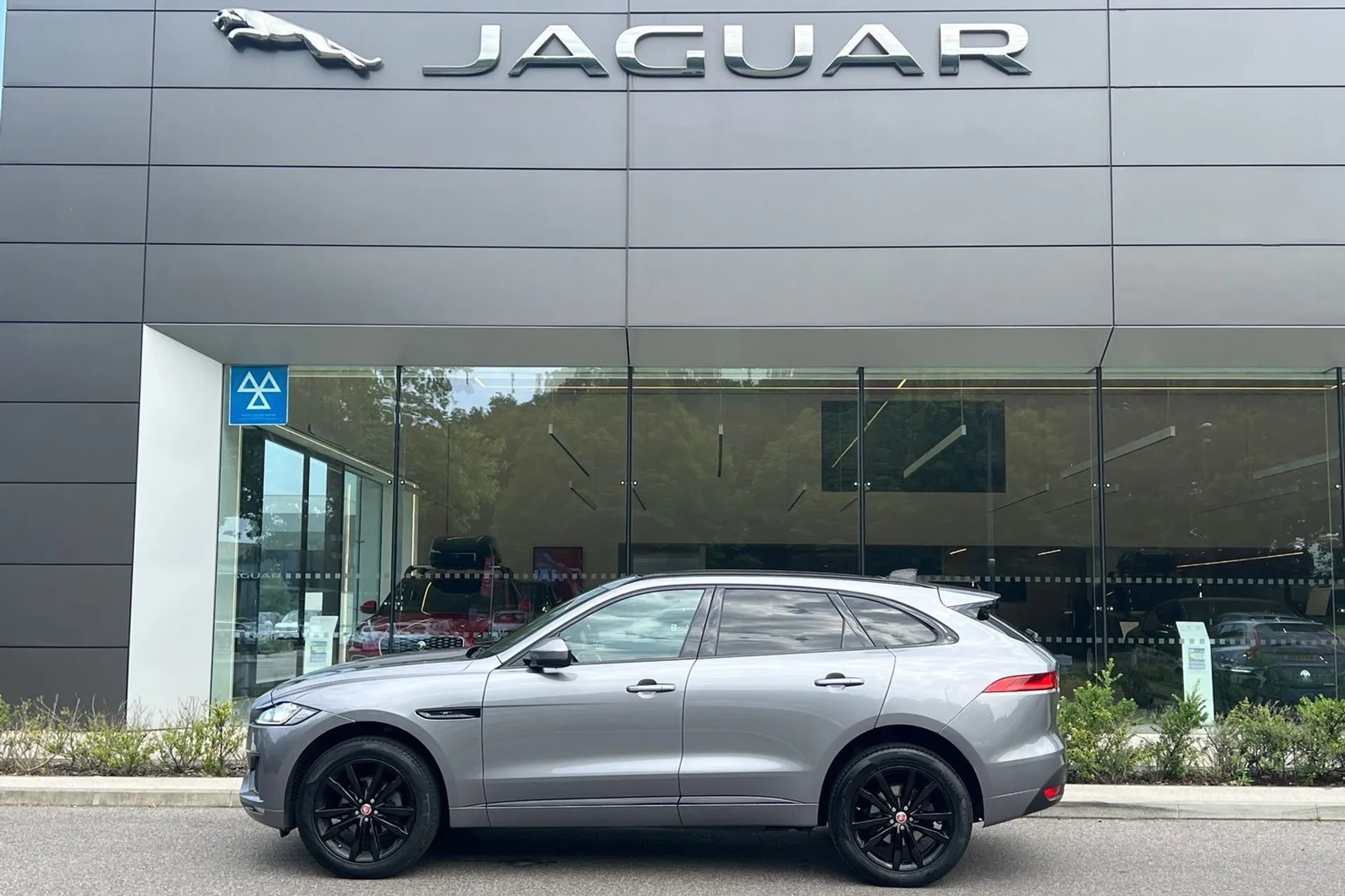 Jaguar F-PACE thumbnail image number 8