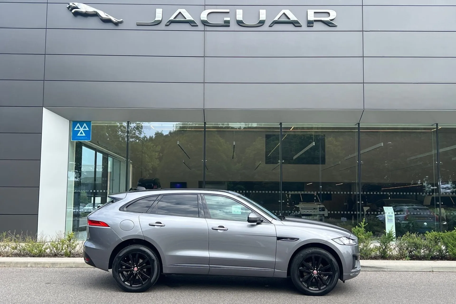 Jaguar F-PACE thumbnail image number 2