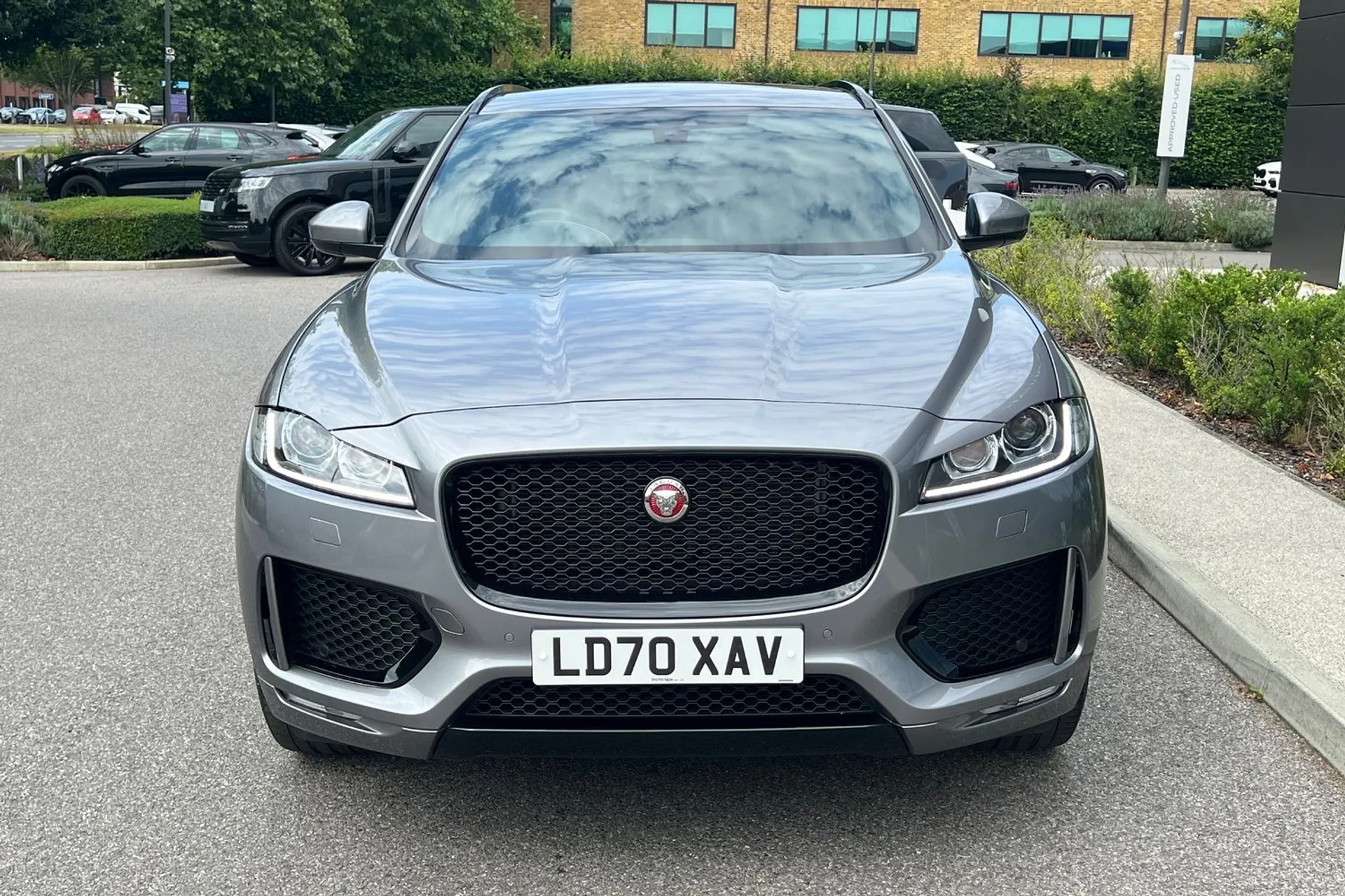 Jaguar F-PACE thumbnail image number 14