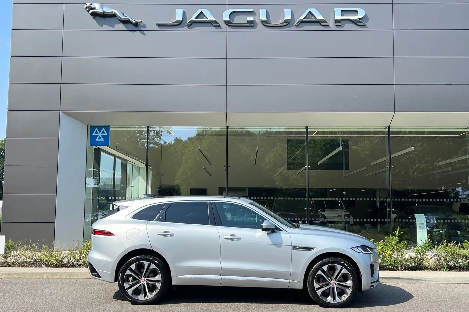 Jaguar F-PACE thumbnail image number 2