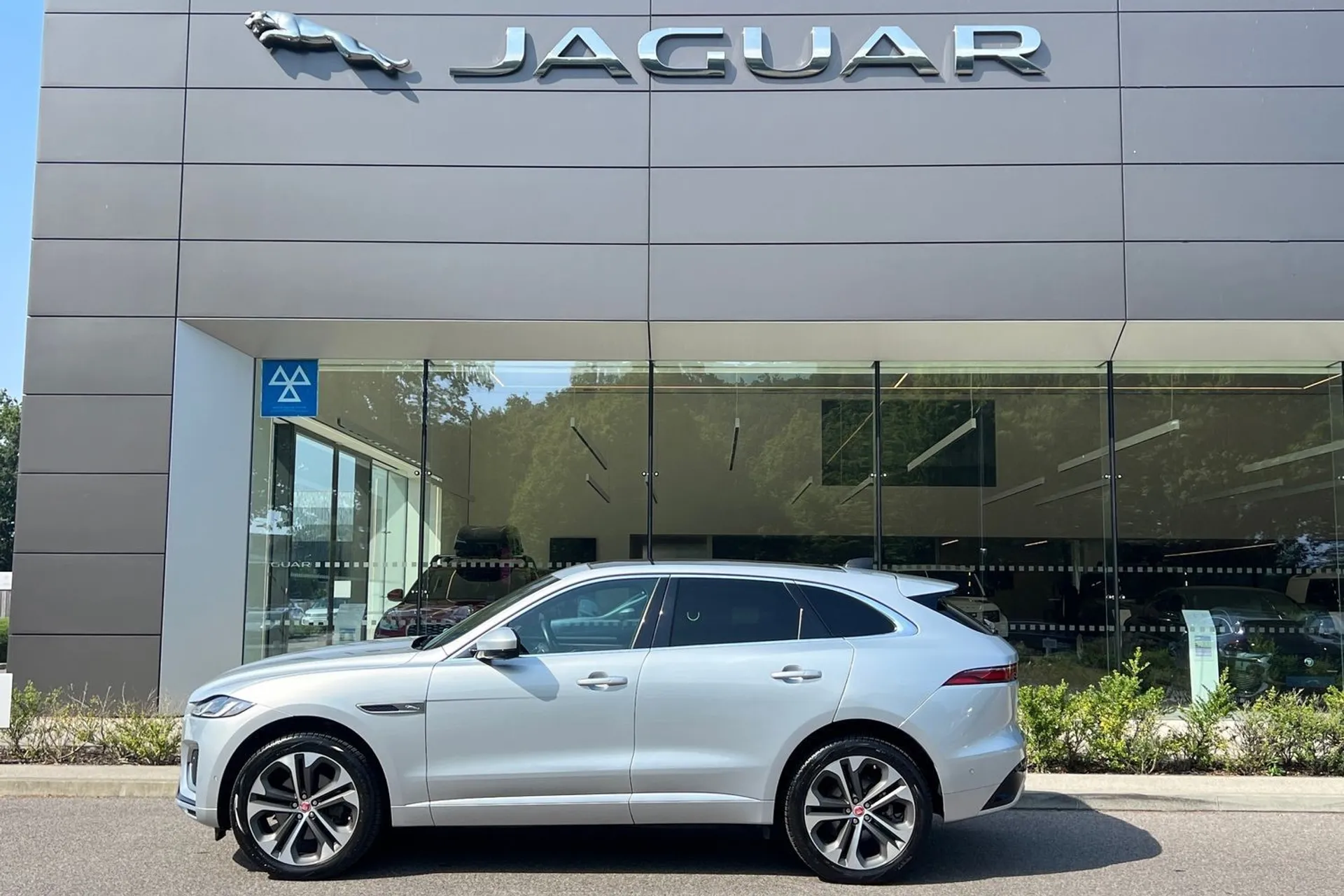 Jaguar F-PACE thumbnail image number 8