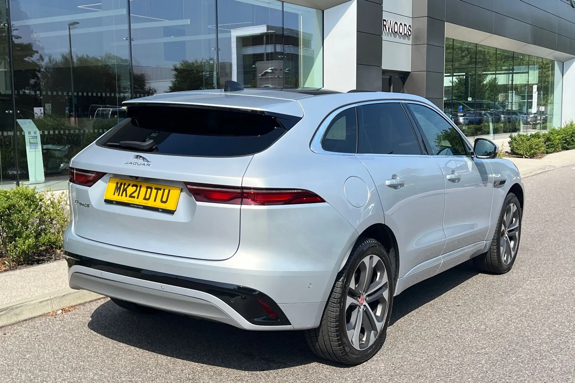 Jaguar F-PACE thumbnail image number 10