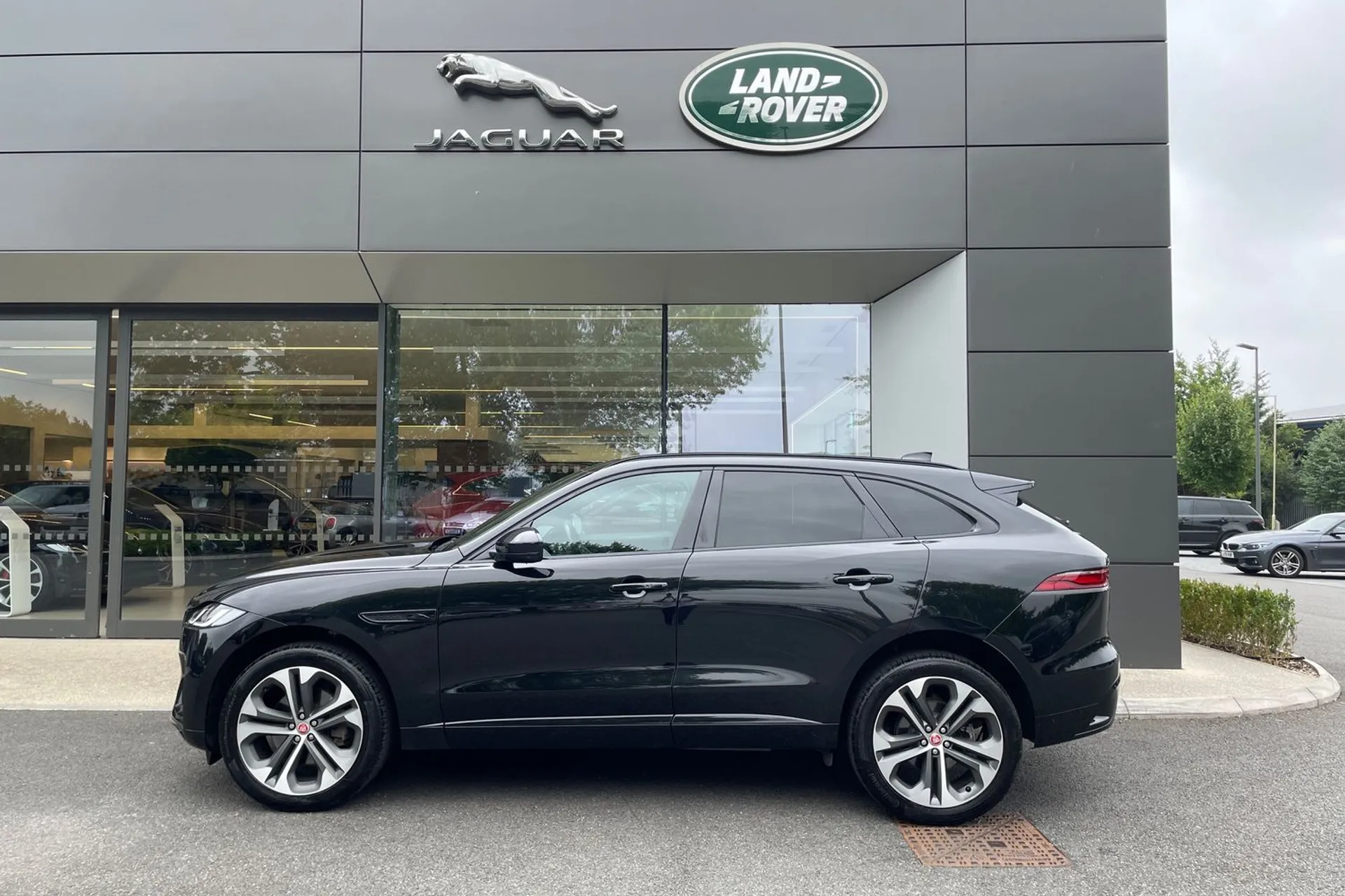 Jaguar F-PACE thumbnail image number 13