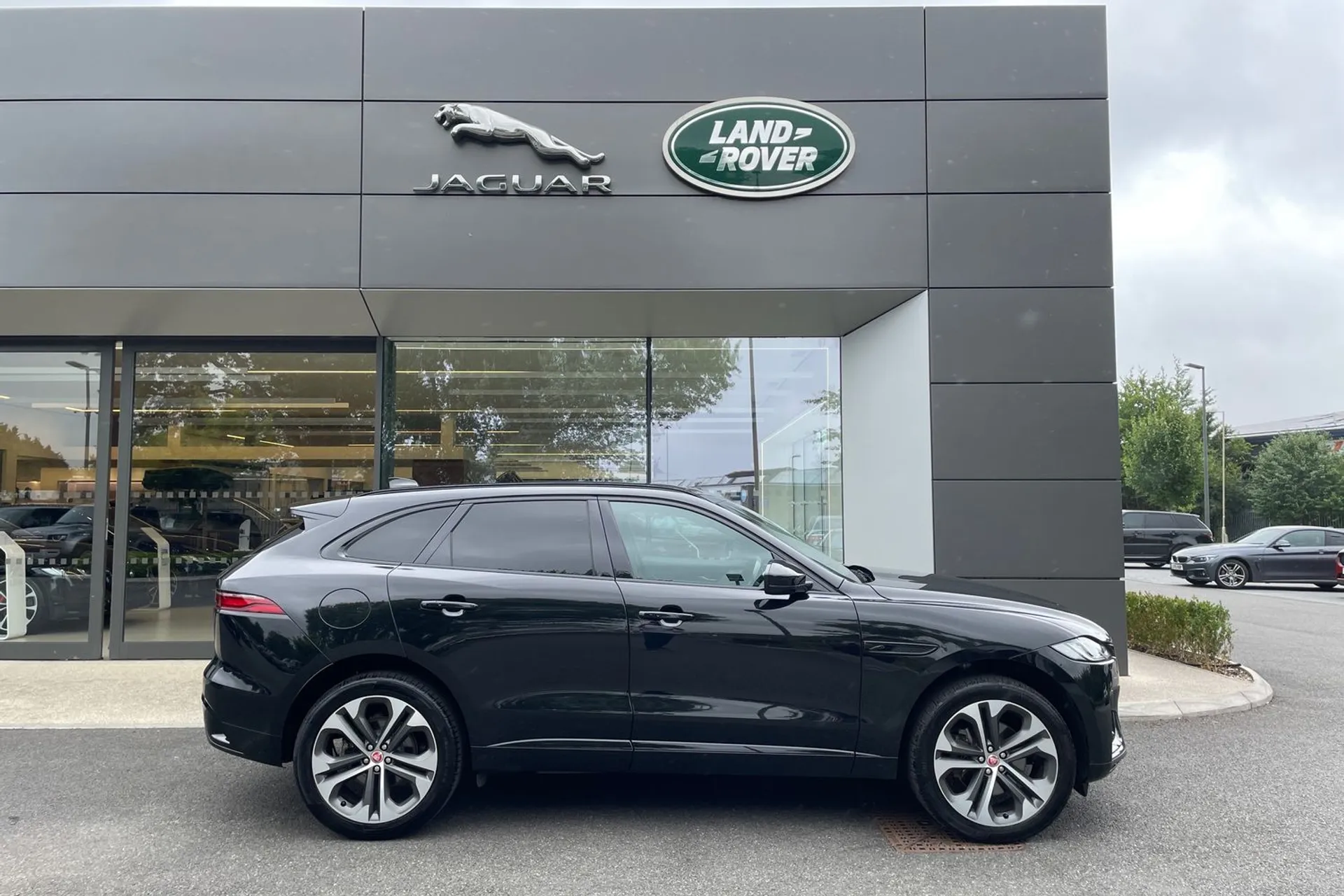 Jaguar F-PACE thumbnail image number 2