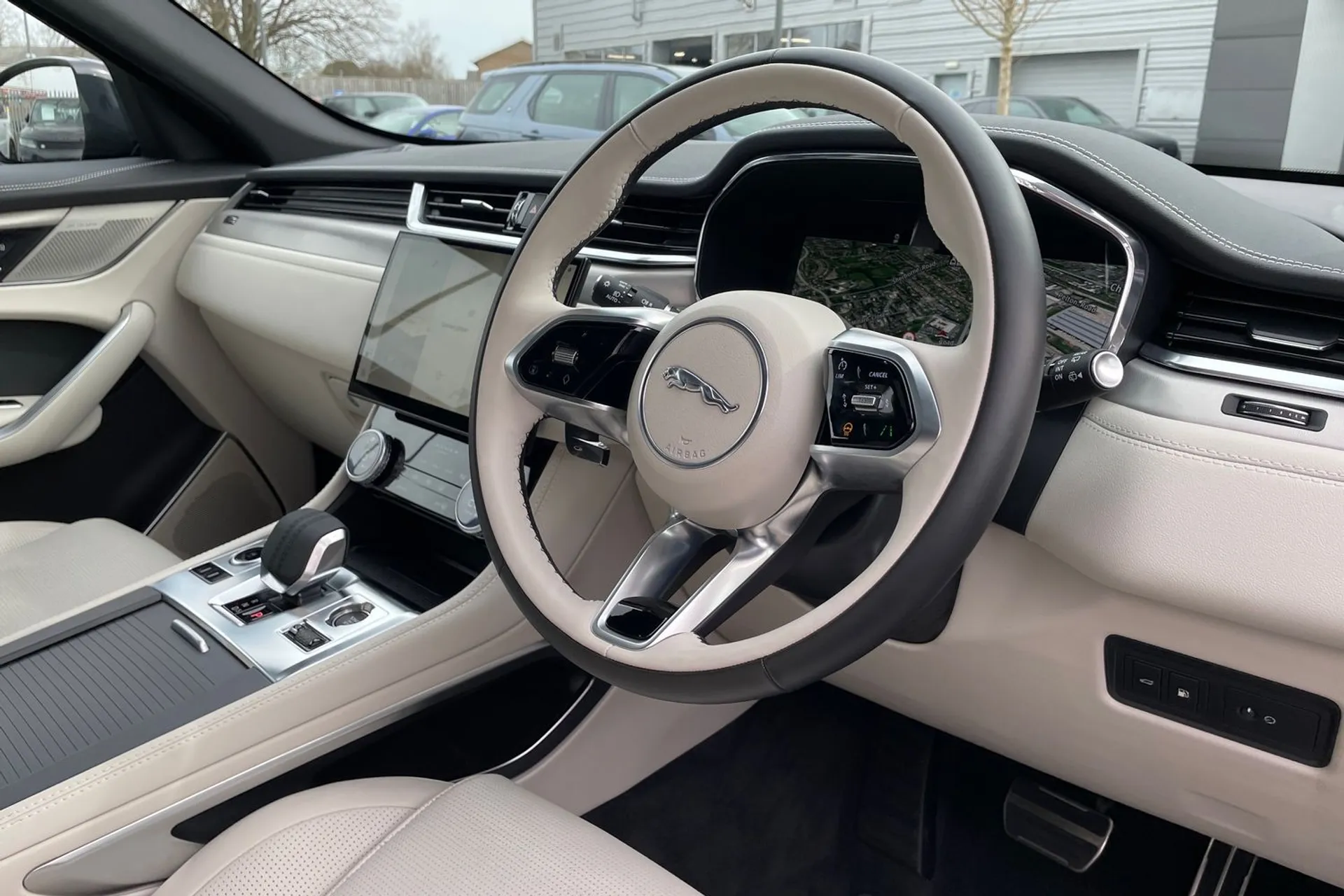 Jaguar F-PACE thumbnail image number 32