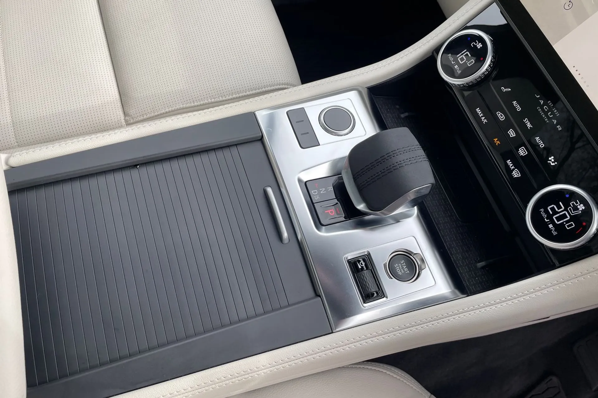 Jaguar F-PACE thumbnail image number 19