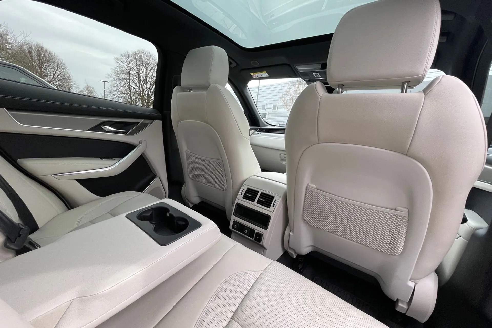 Jaguar F-PACE thumbnail image number 49