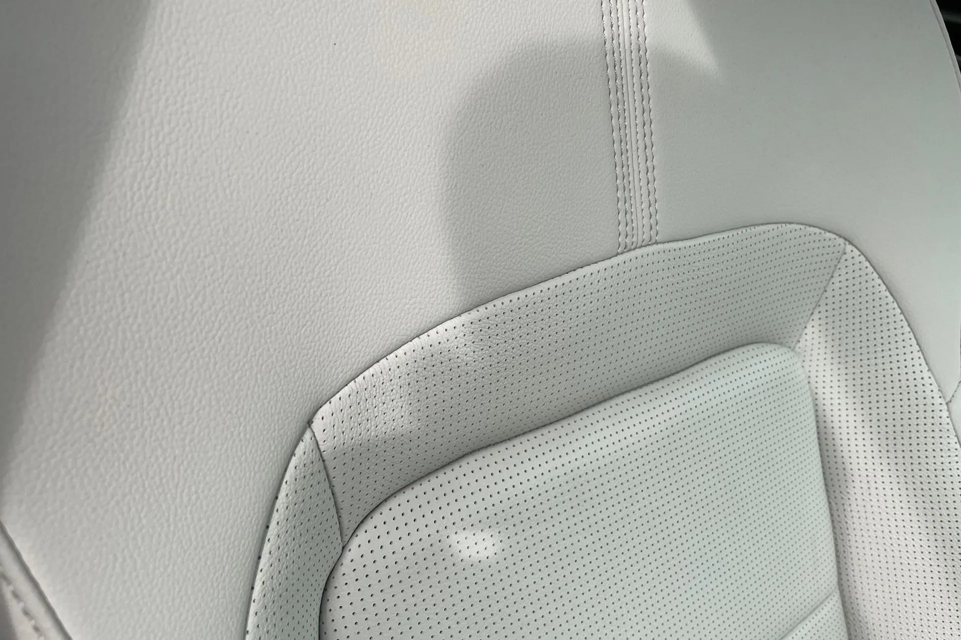 Jaguar F-PACE thumbnail image number 34