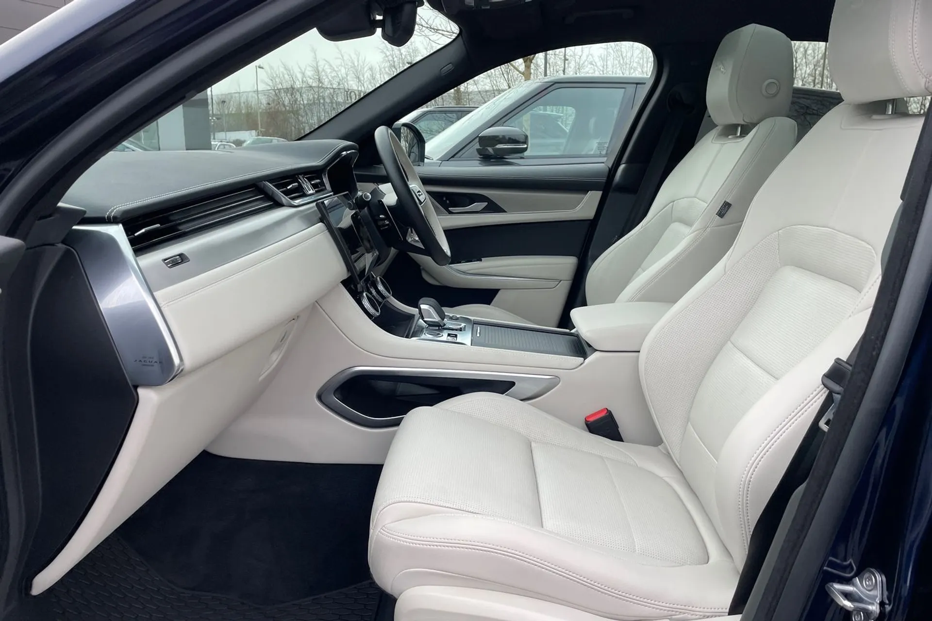 Jaguar F-PACE thumbnail image number 10