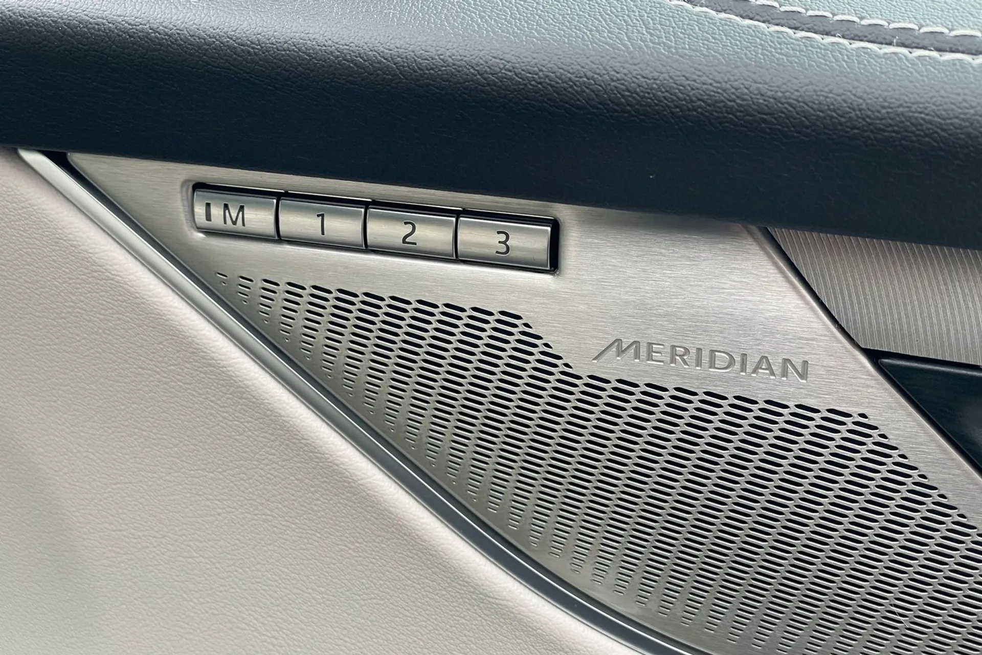Jaguar F-PACE thumbnail image number 22