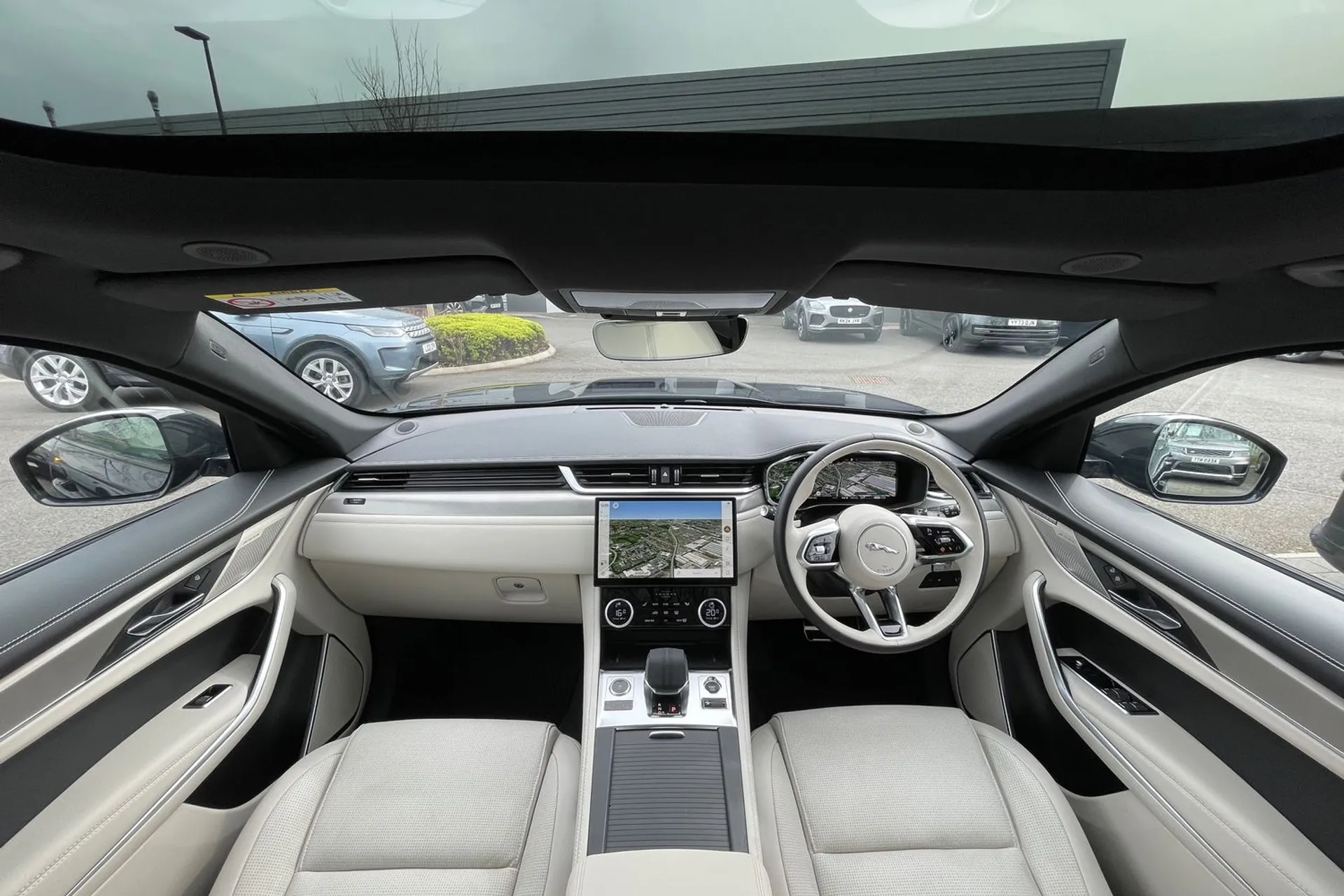 Jaguar F-PACE thumbnail image number 3