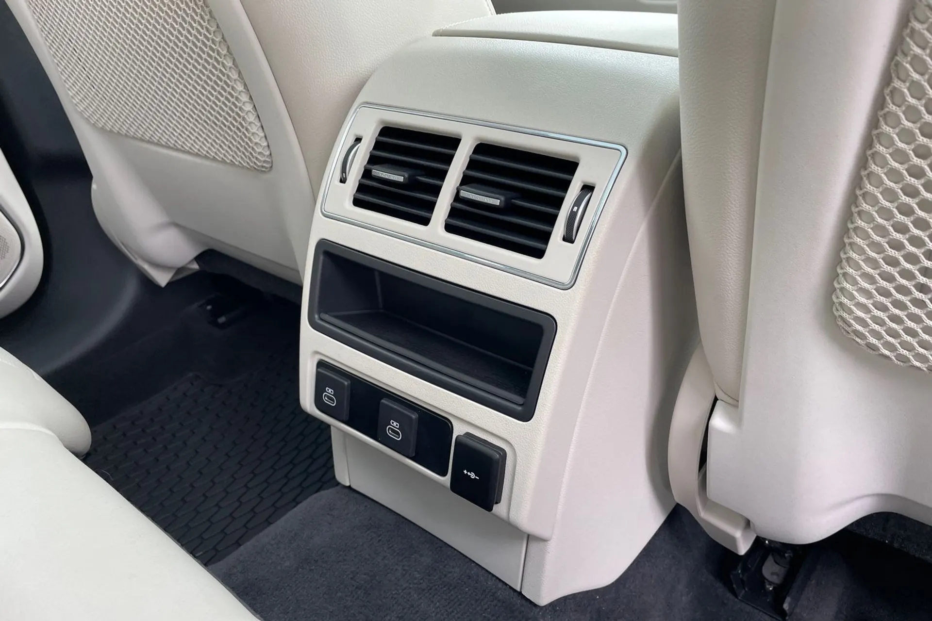 Jaguar F-PACE thumbnail image number 35