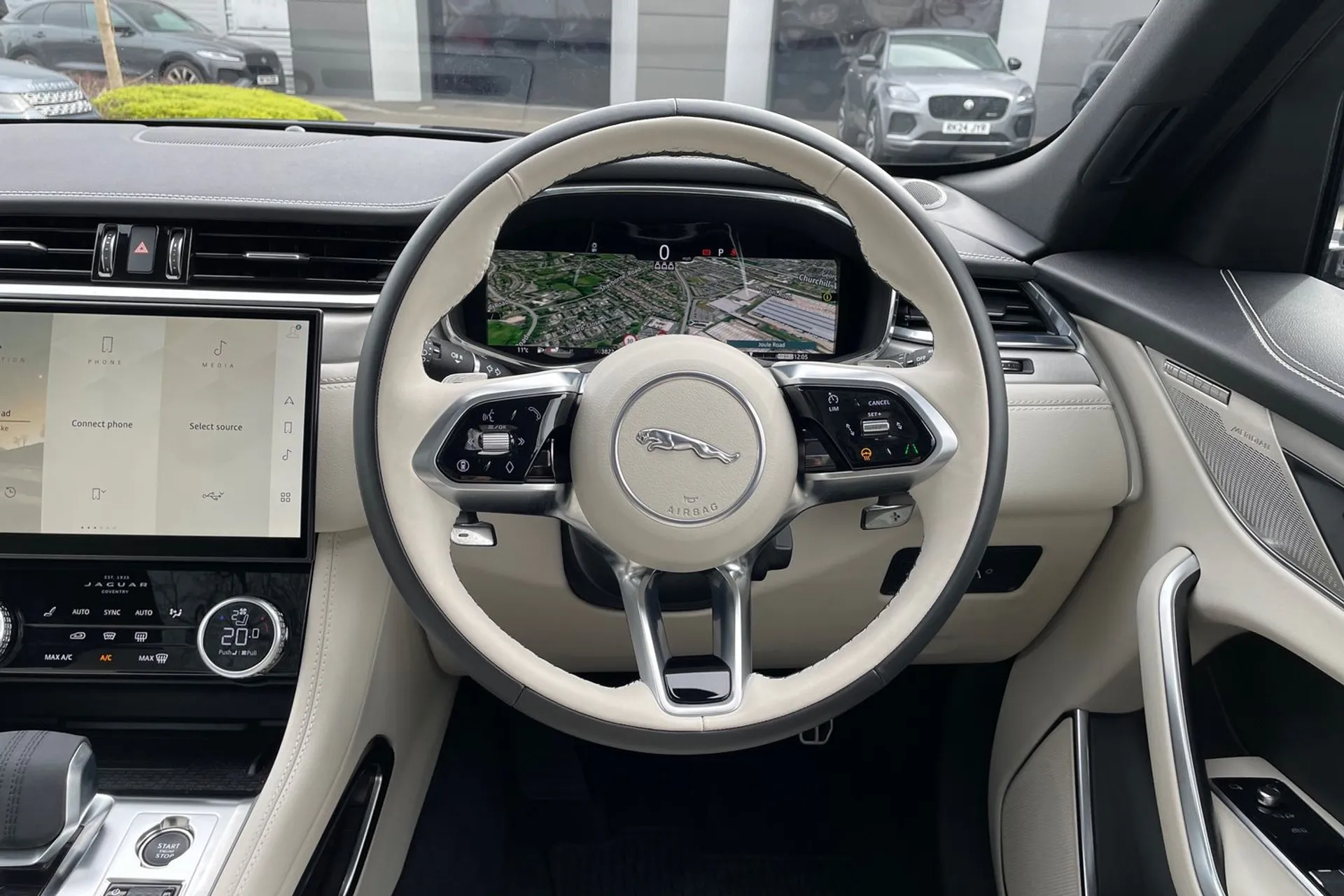 Jaguar F-PACE thumbnail image number 12