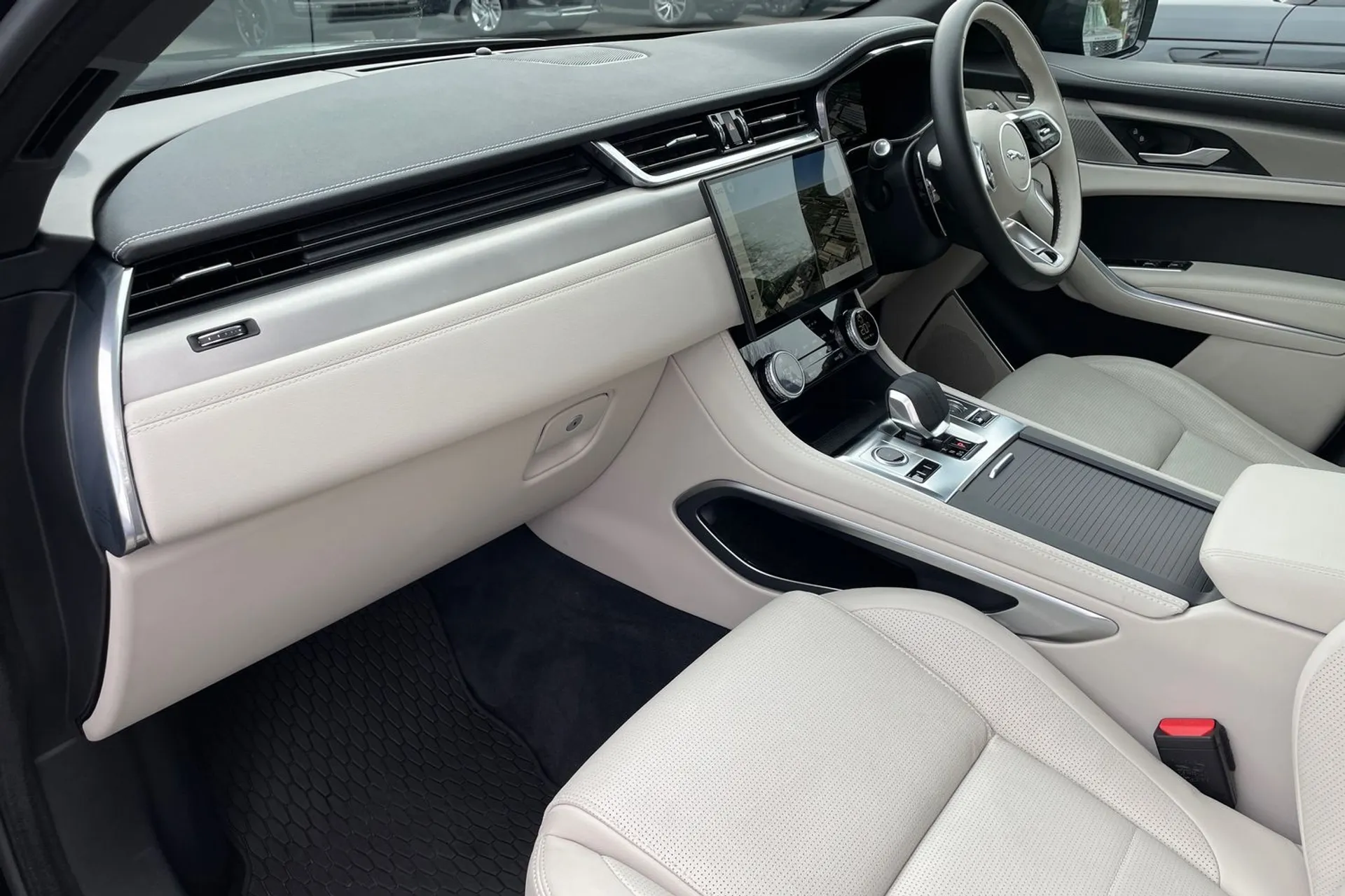 Jaguar F-PACE thumbnail image number 55