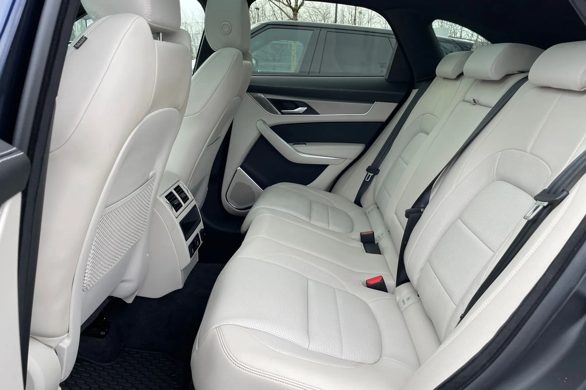 Jaguar F-PACE thumbnail image number 56