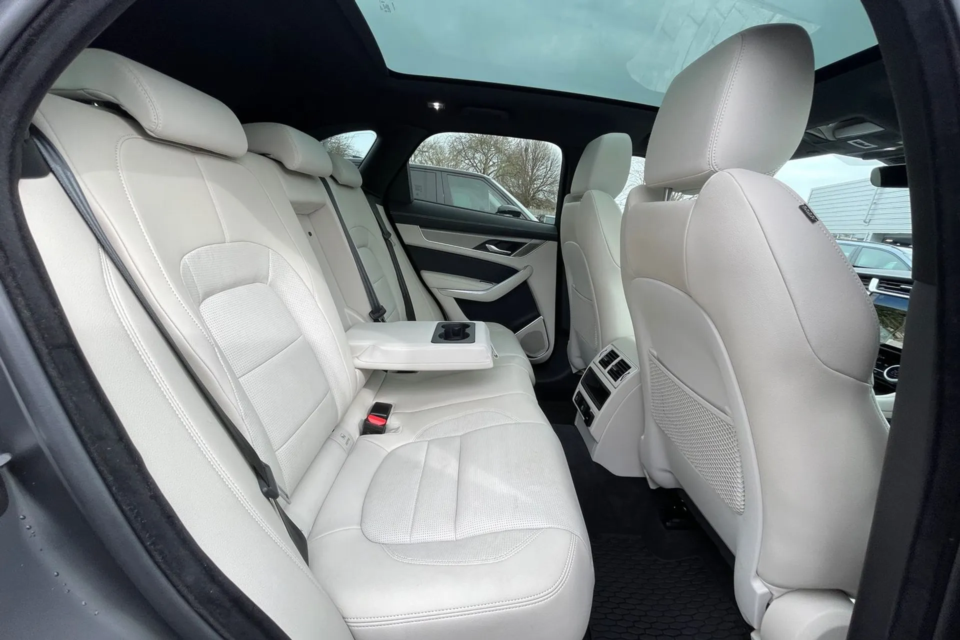 Jaguar F-PACE thumbnail image number 47