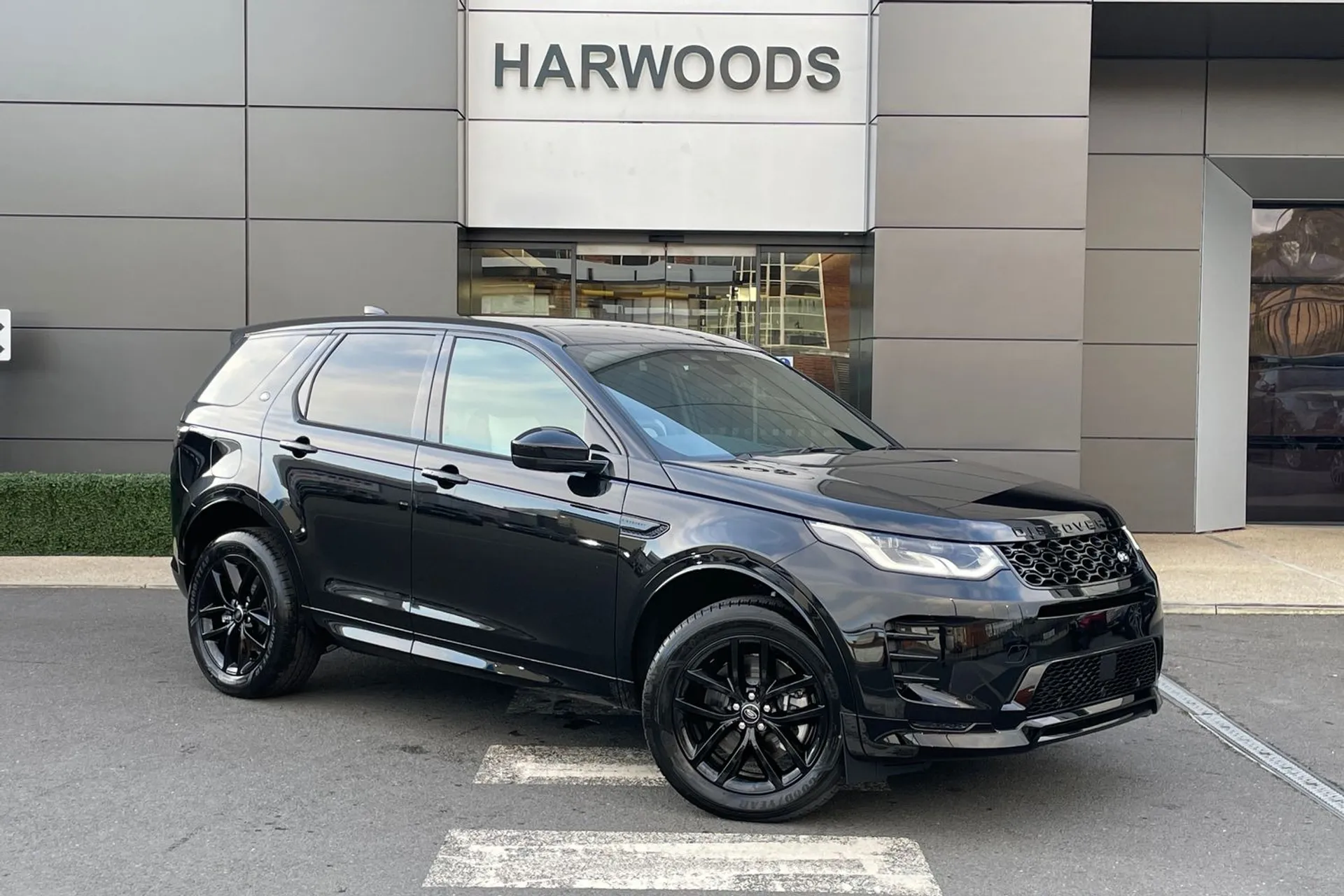 LAND ROVER DISCOVERY SPORT focused image