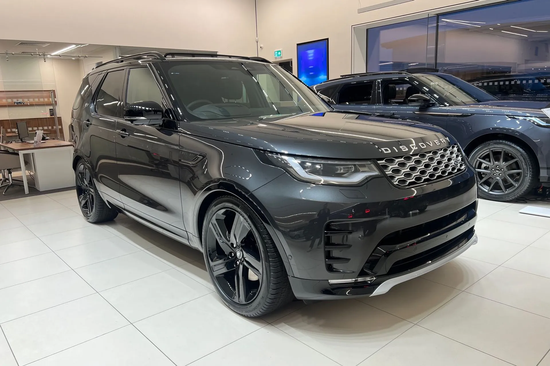 LAND ROVER DISCOVERY focused image