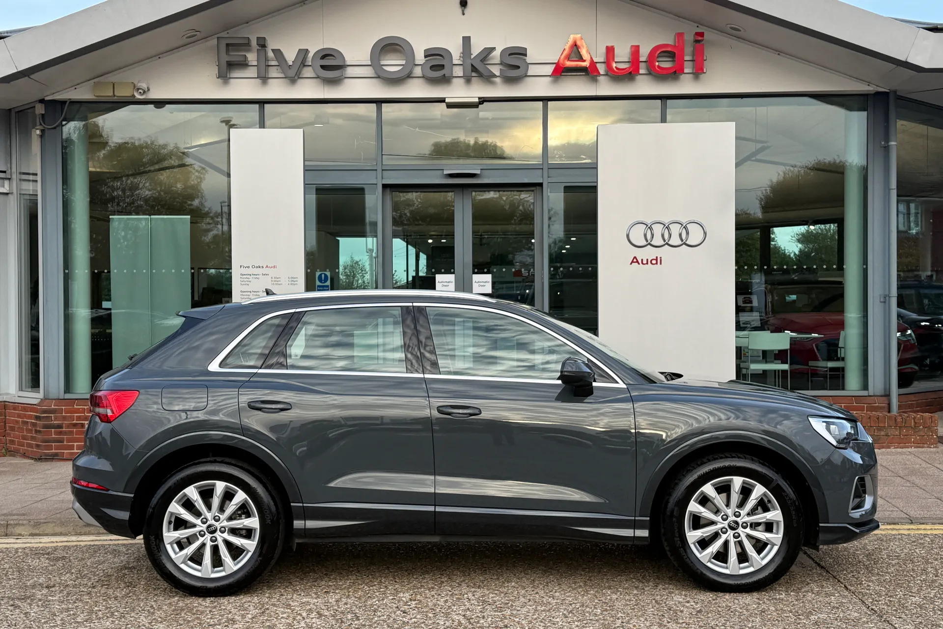 Audi Q3 thumbnail image number 2
