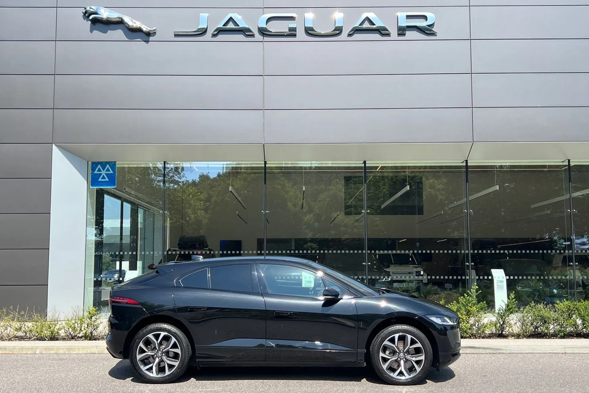 Jaguar I-PACE thumbnail image number 2