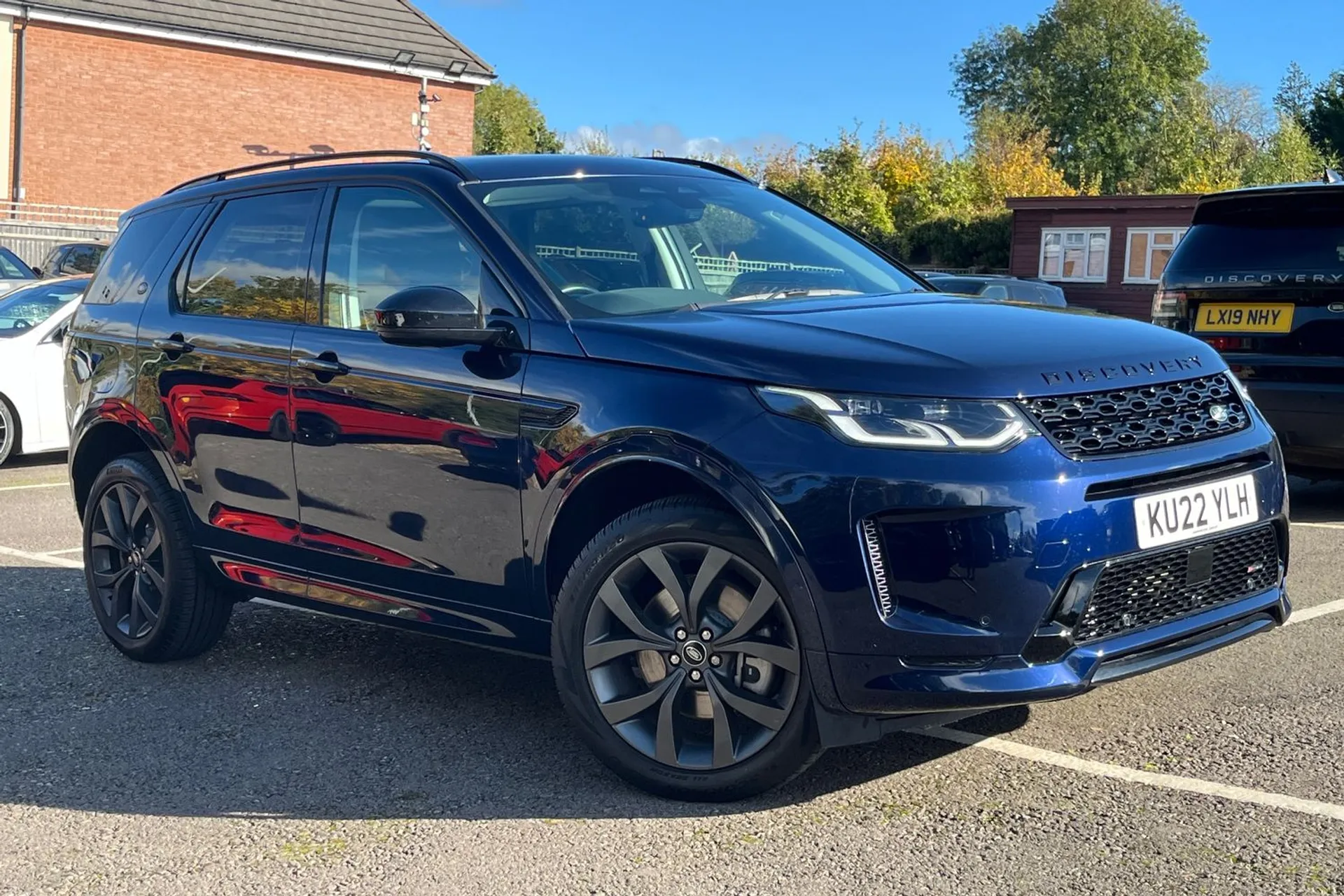 LAND ROVER DISCOVERY SPORT focused image