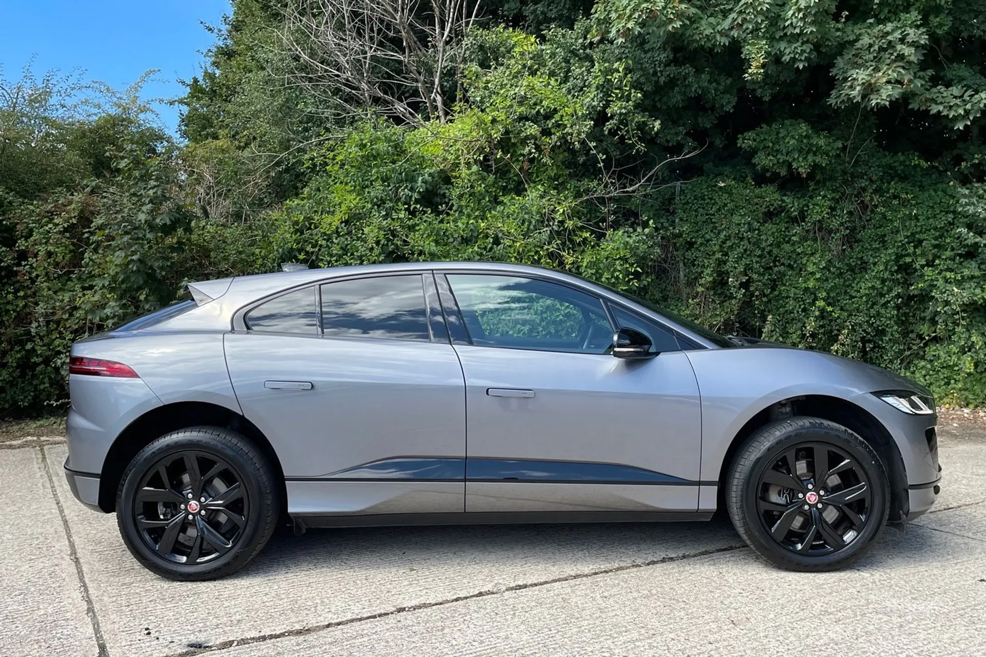 Jaguar I-PACE thumbnail image number 2