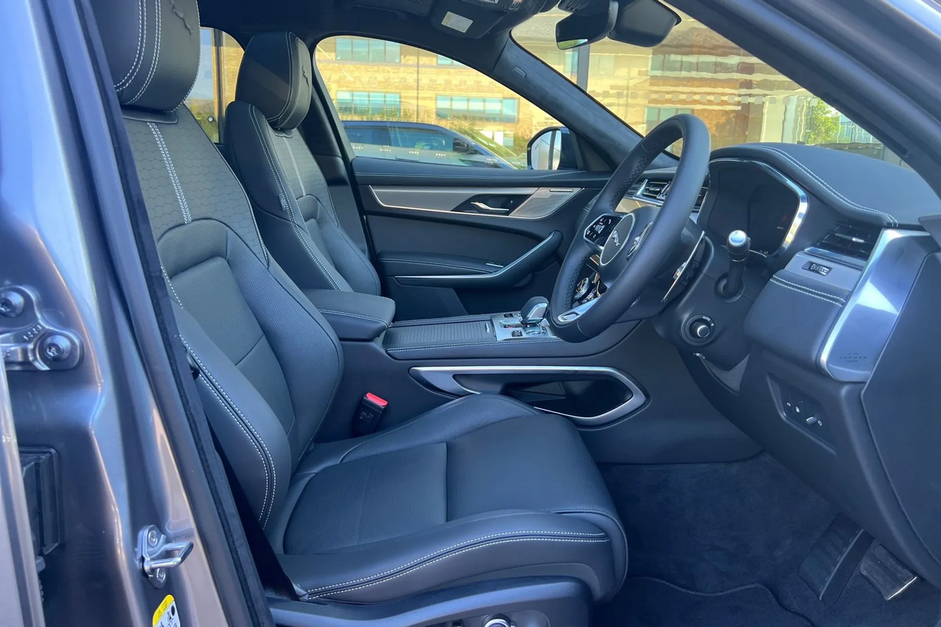 Jaguar F-Pace thumbnail image number 37