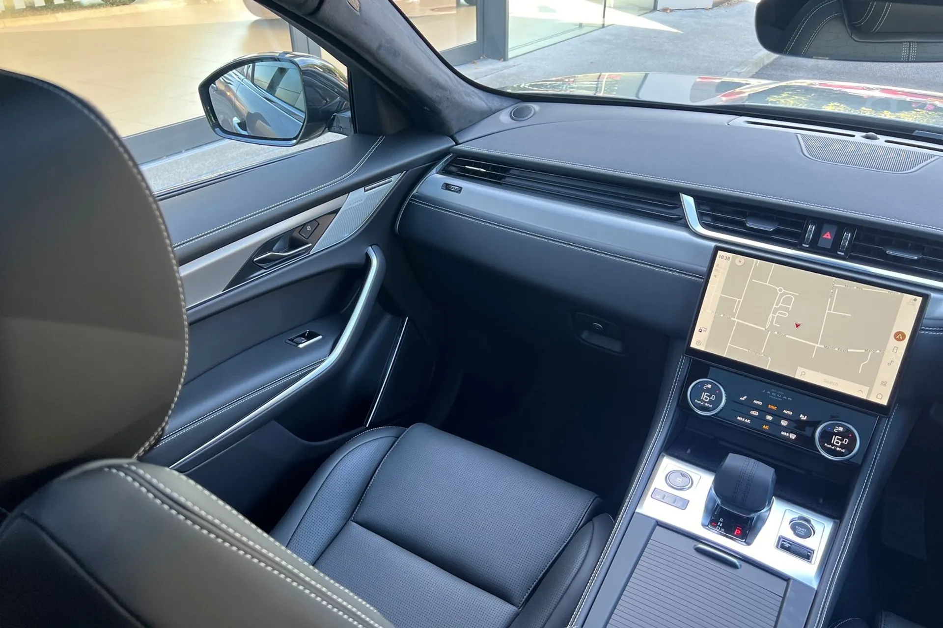 Jaguar F-Pace thumbnail image number 17