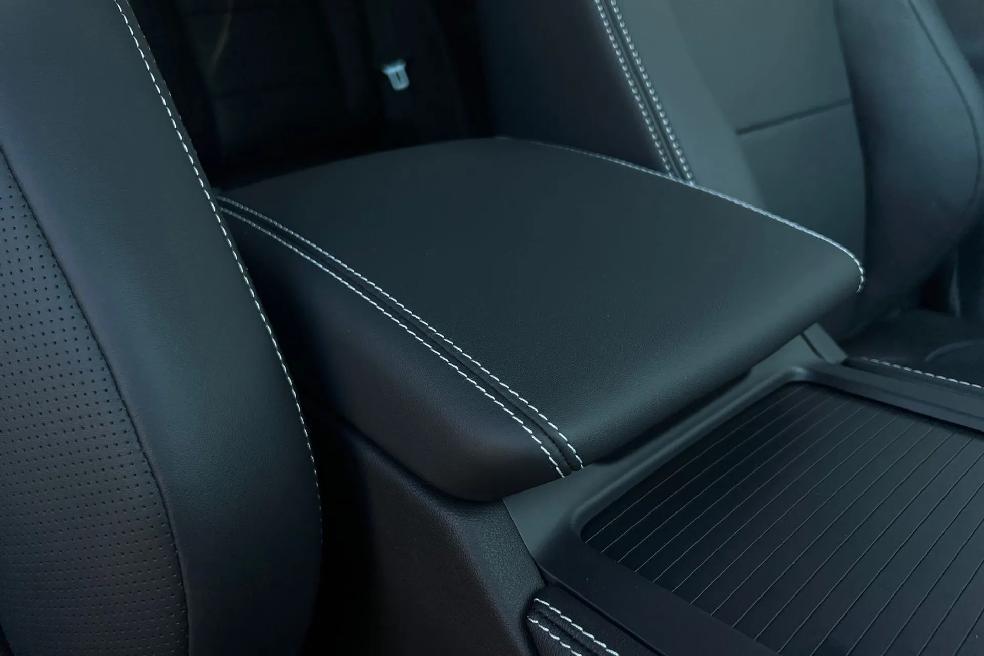 Jaguar F-Pace thumbnail image number 21