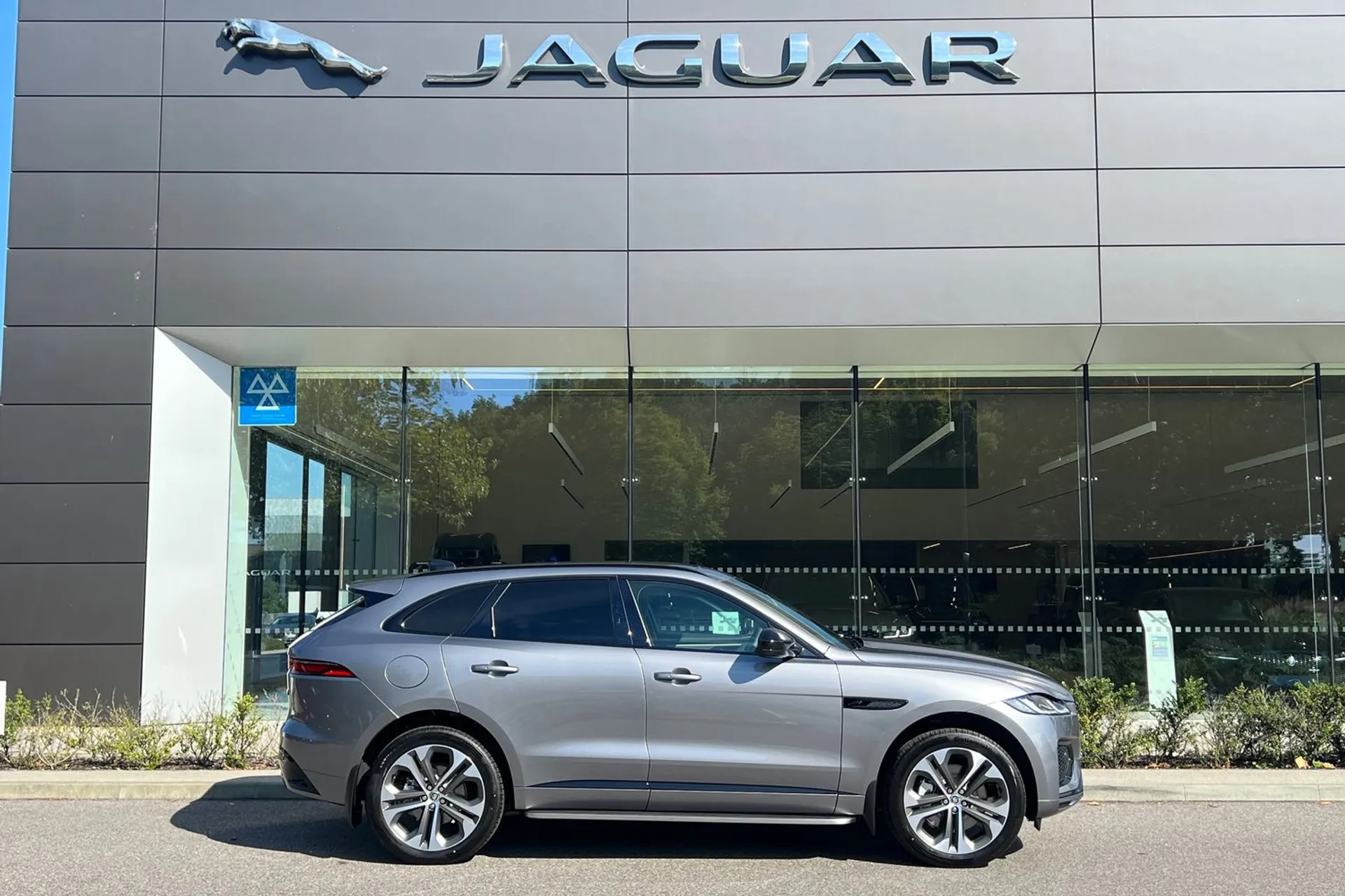 Jaguar F-Pace thumbnail image number 2