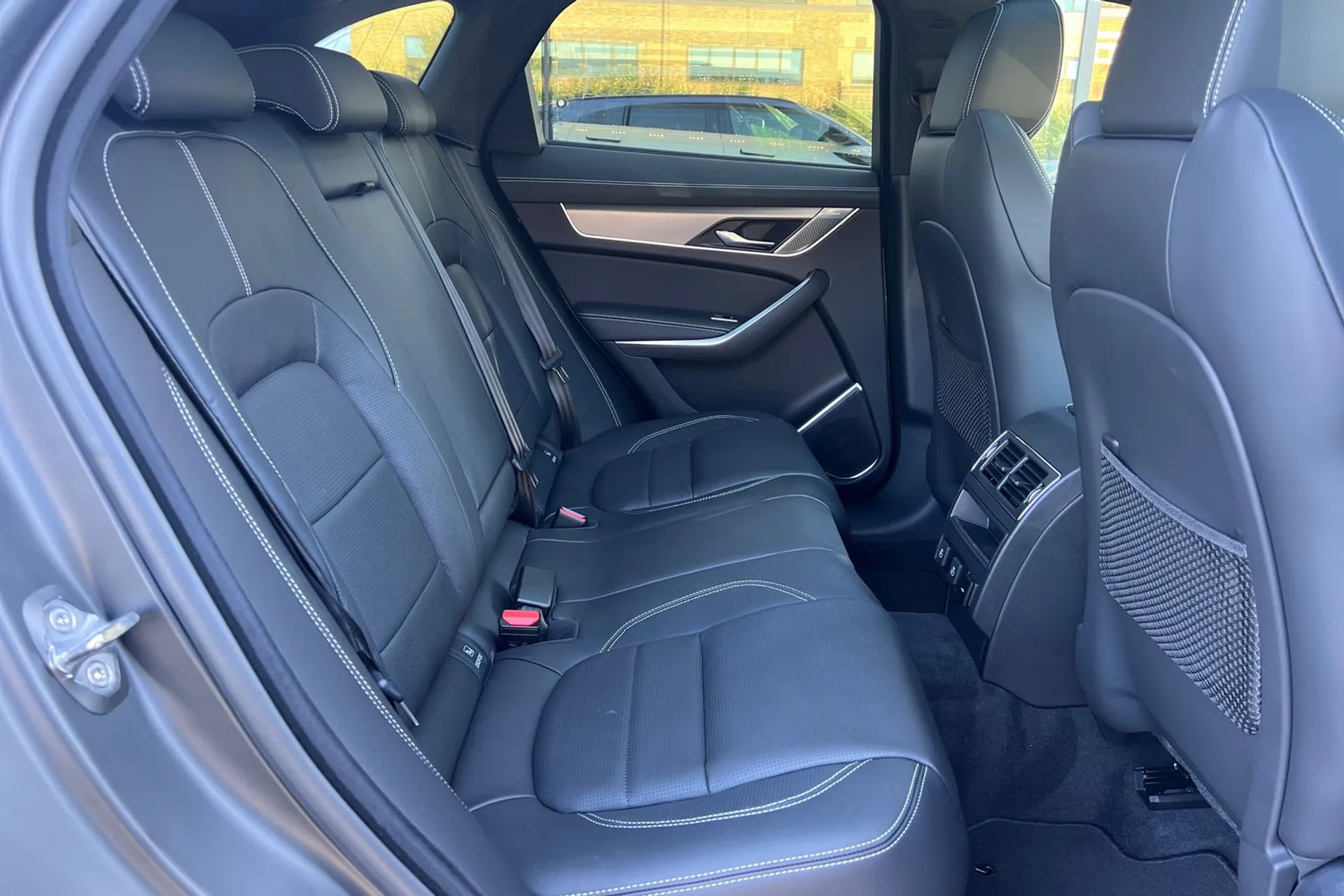 Jaguar F-Pace thumbnail image number 32