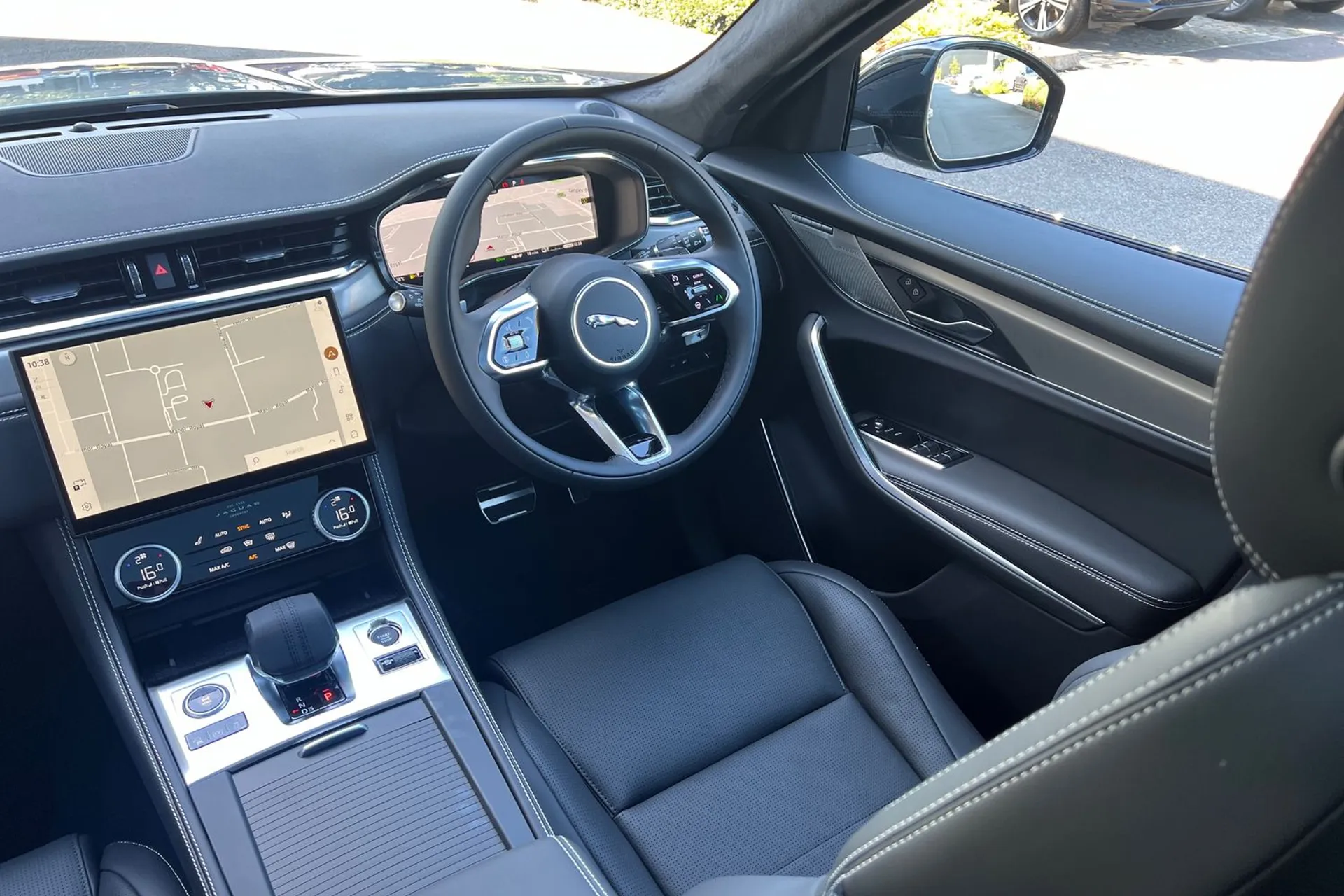 Jaguar F-Pace thumbnail image number 22