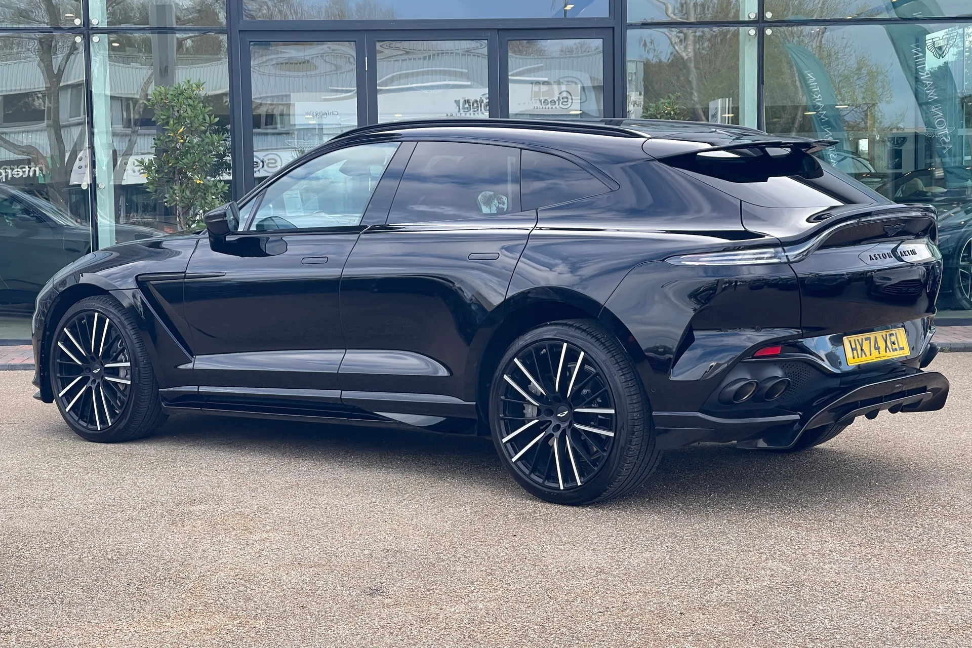 Aston Martin DBX thumbnail image number 2