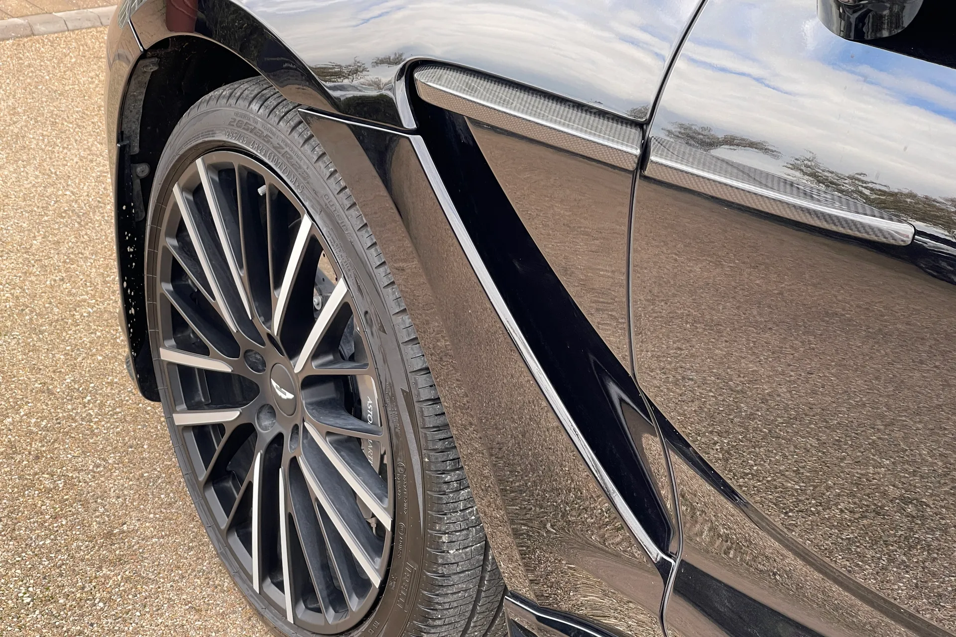 Aston Martin DBX thumbnail image number 9