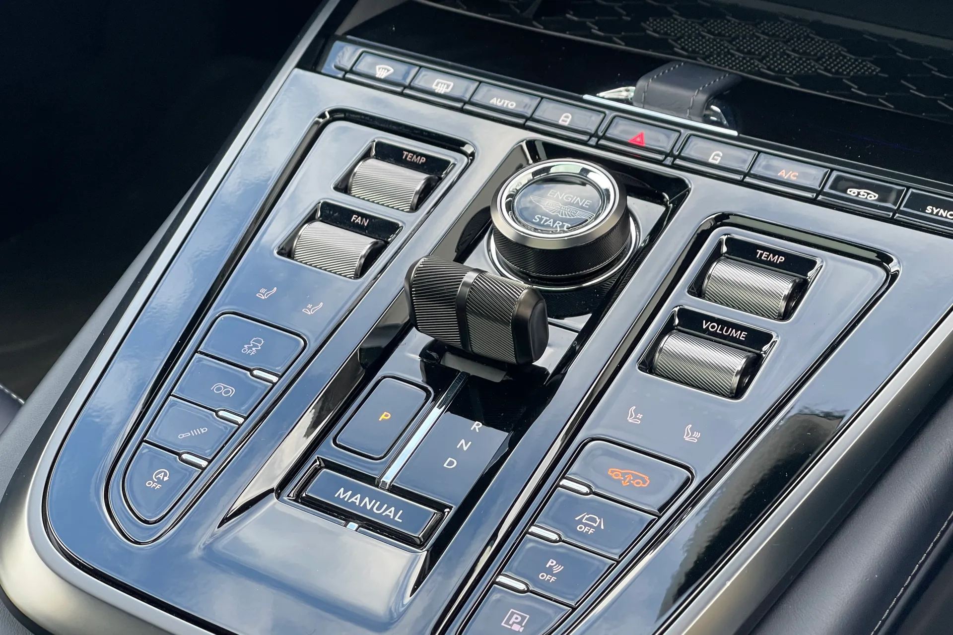 Aston Martin DBX thumbnail image number 34