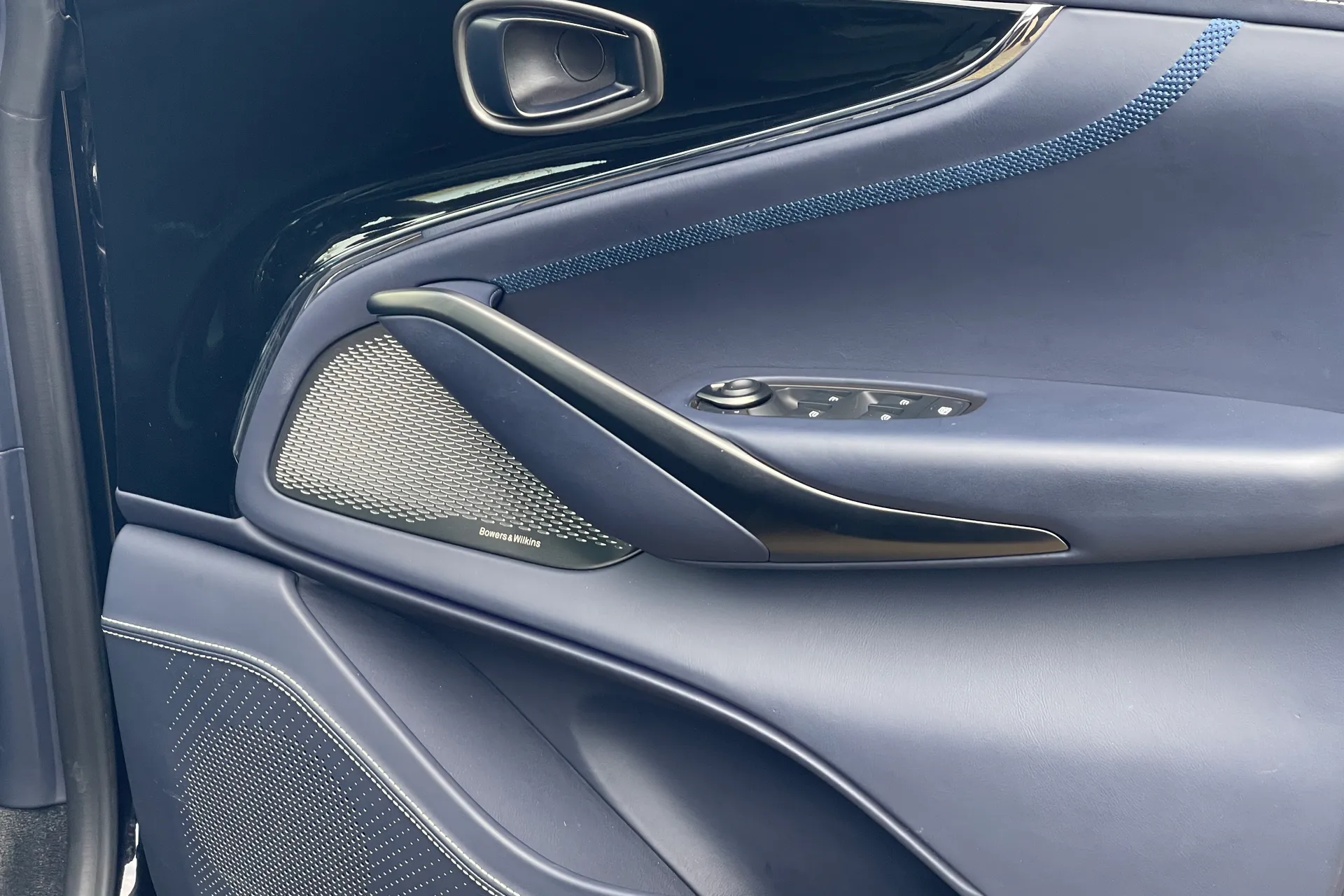 Aston Martin DBX thumbnail image number 27