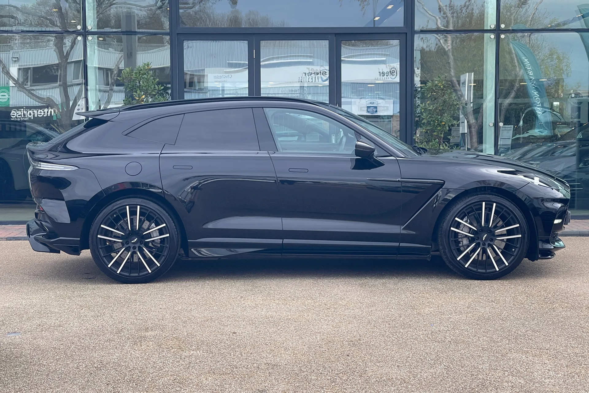 Aston Martin DBX thumbnail image number 13